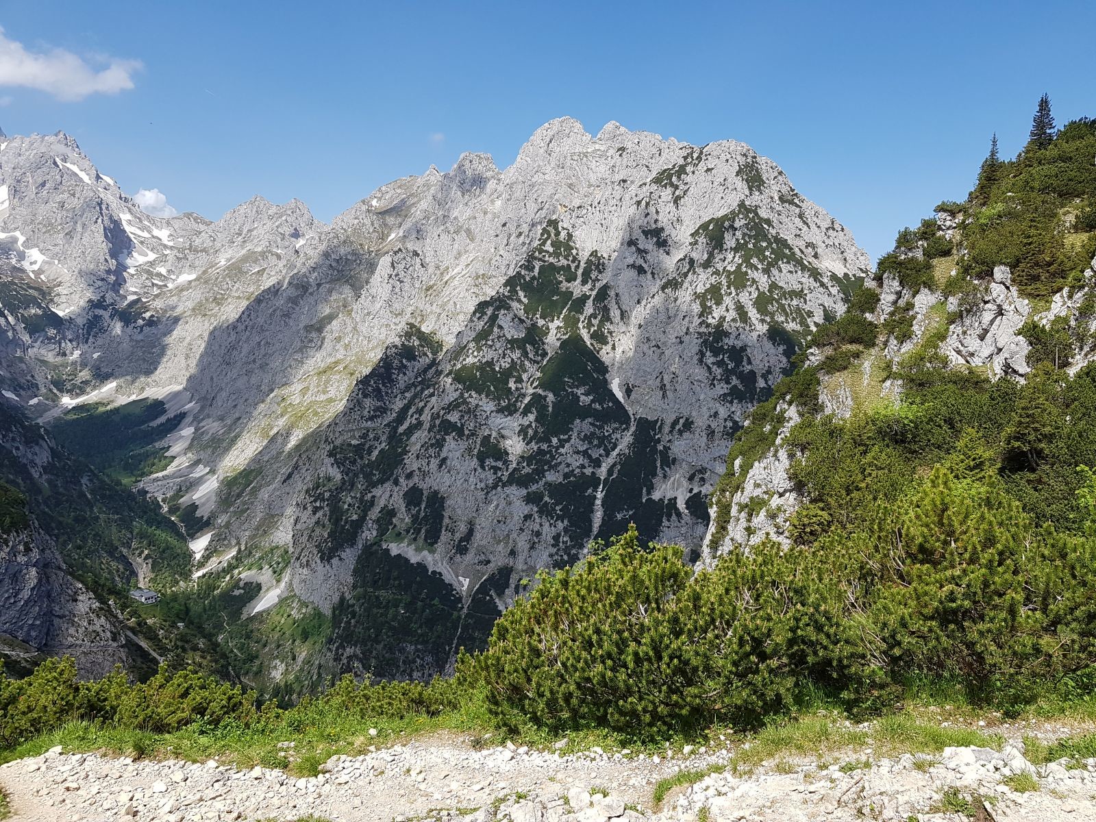 Nach einem kurzen warmen Anstieg eröffnet sich am Hupfleitenjoch dieser Blick vor uns.