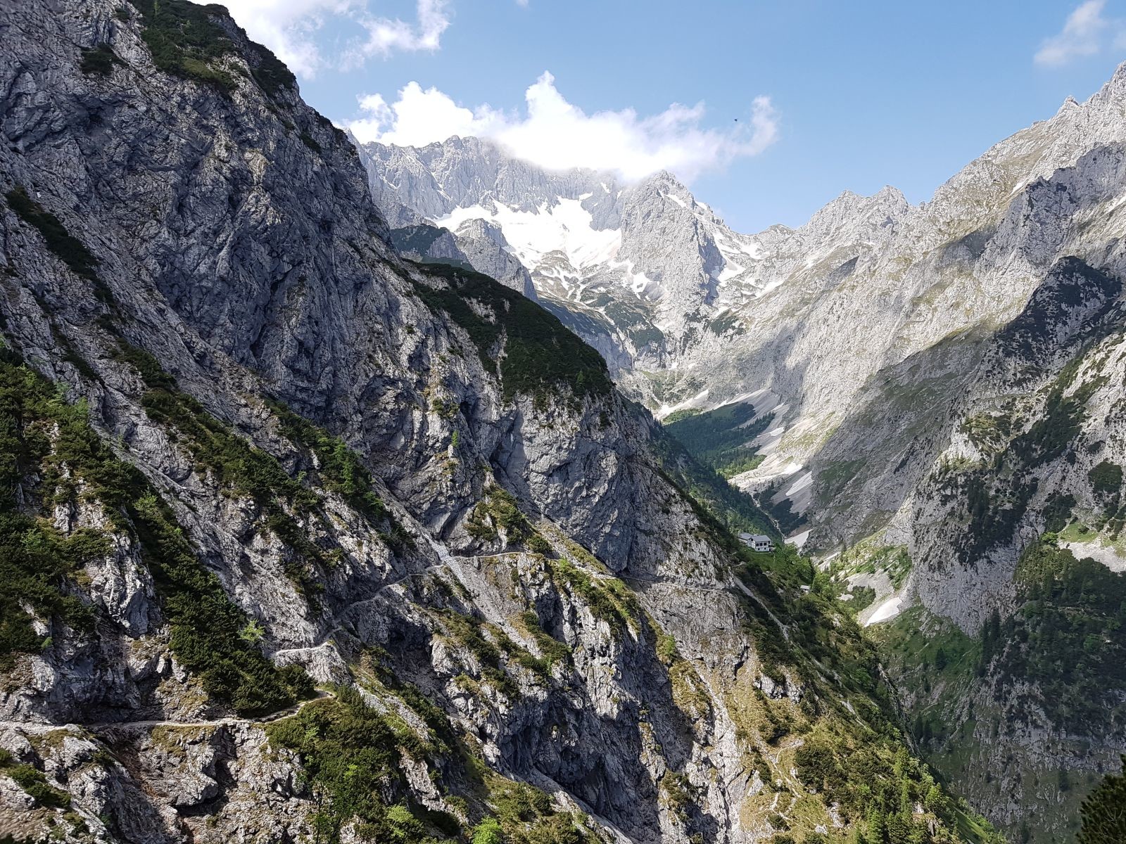 Wenn man bereits etwas in den Steig gestartet ist, kann man hier genial den luftigen Wegverlauf und die Knappenhäuser an dessen Ende sehen. Einfach ein Traum zum Wandern!