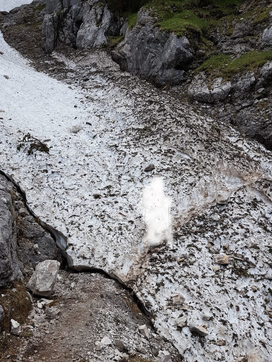 Das oben beschriebene gefährliche Schneefeld habe ich nicht fotografiert, dafür aber dieses, was wesentlich größer, aber deutlich harmloser war (weniger abschüssig).