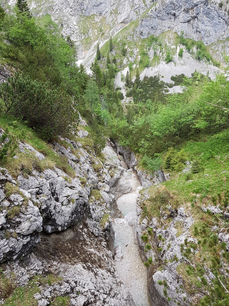 Auf dem Weg überquert man auch einen netten Gebirgsbach.
