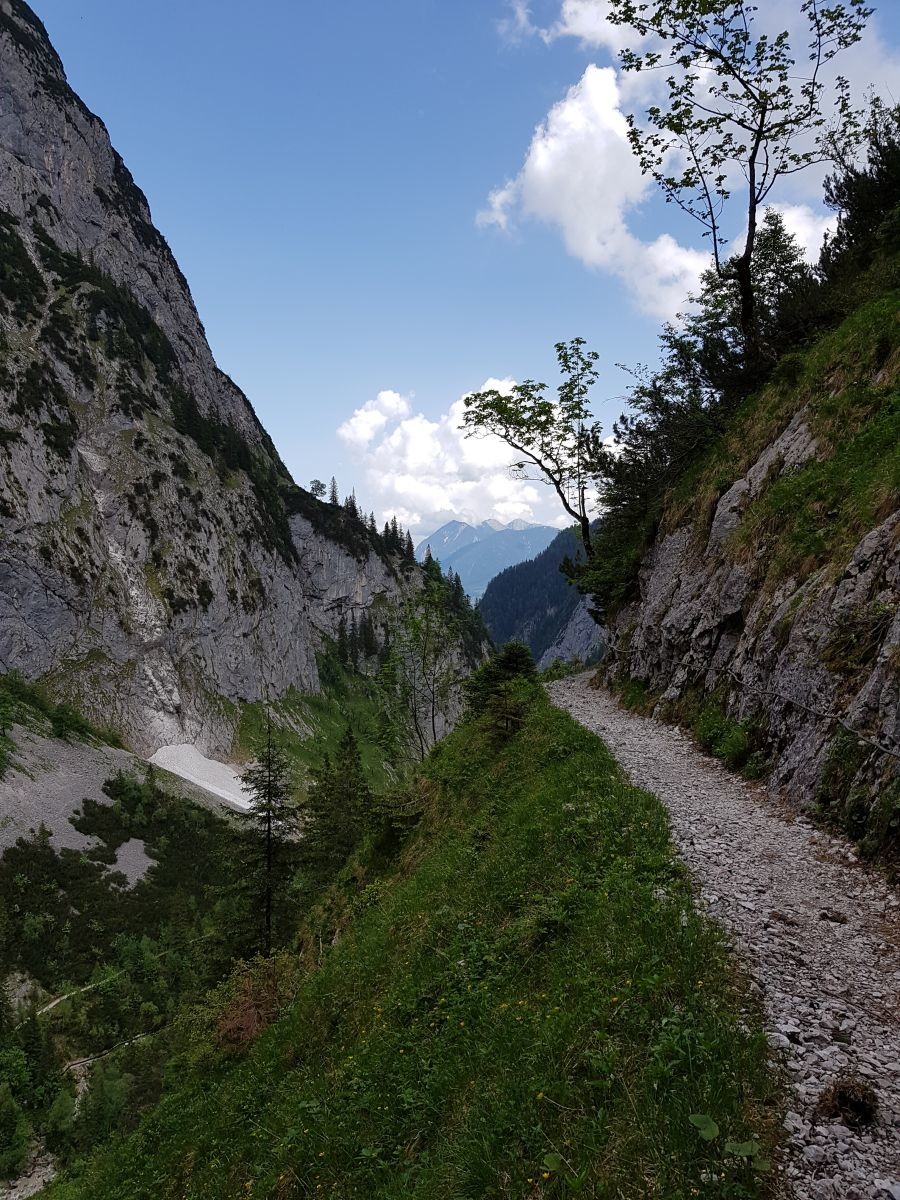 Rückblick auf den ausgesetzten, aber gut gepflegten Steig. Unten links sieht man schon den Rückweg, nämlich den Weg zum Klammeingang.