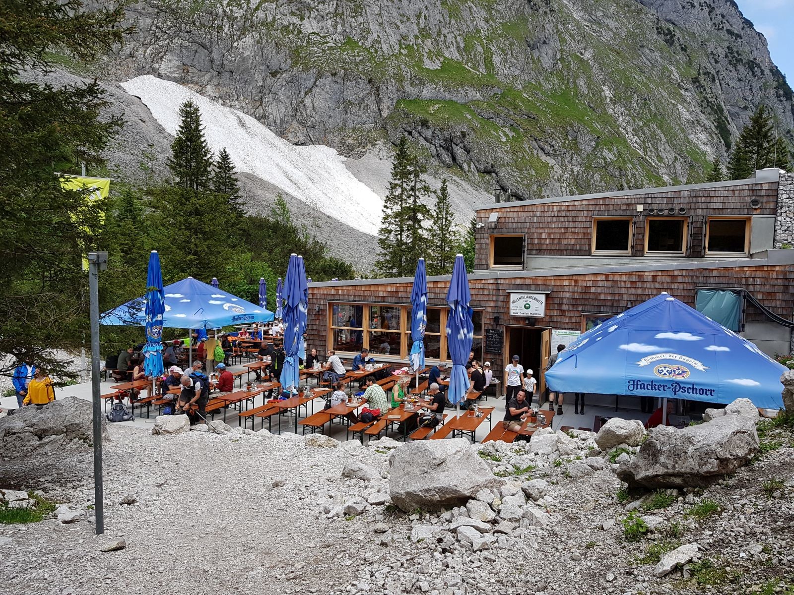 An der Hütte, welche ziemlich neu, aber durch einen Wasserrohrbruch in Folge der Winterschneemassen schon komplett durchweicht war.