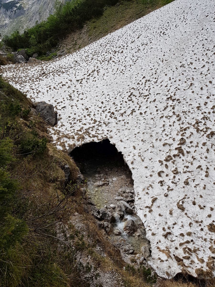 Nach einer kurzen Pause machten wir uns nun auf in Richtung Klamm. Der gesamte Weg war nun gesäumt von einigen Schneegebilden.