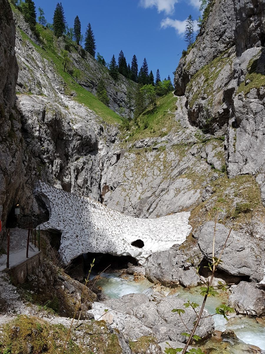 Auch am Eingang (und in) der Klamm waren noch große Schneereste anzutreffen.