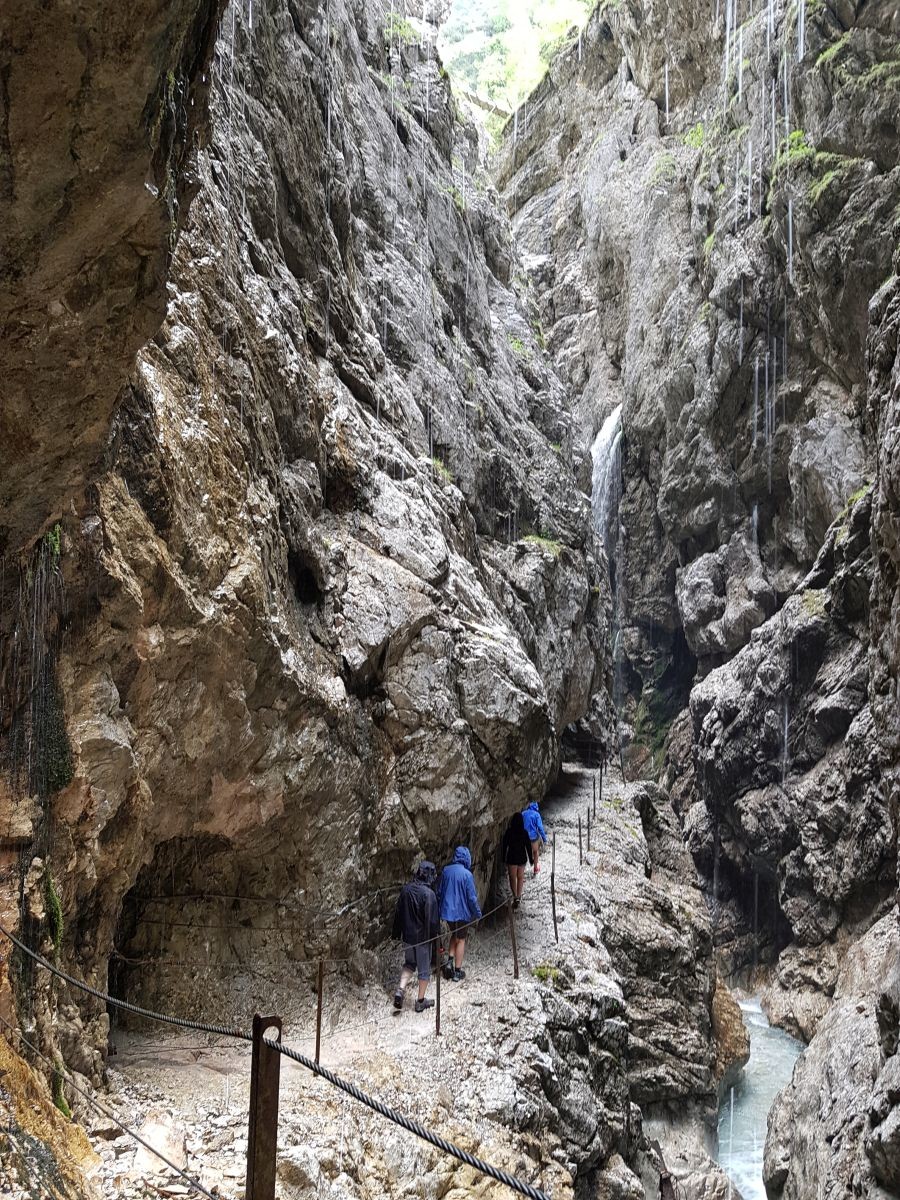 Die Höllentalklamm hat uns gut gefallen. Als wir im Jahr darauf in der Hauptsaison hier waren, kam sie mir von oben (Stangensteig) betrachtet auch deutlich mäßiger gefüllt als die komplett überfüllte Partnachklamm "neben an" vor.