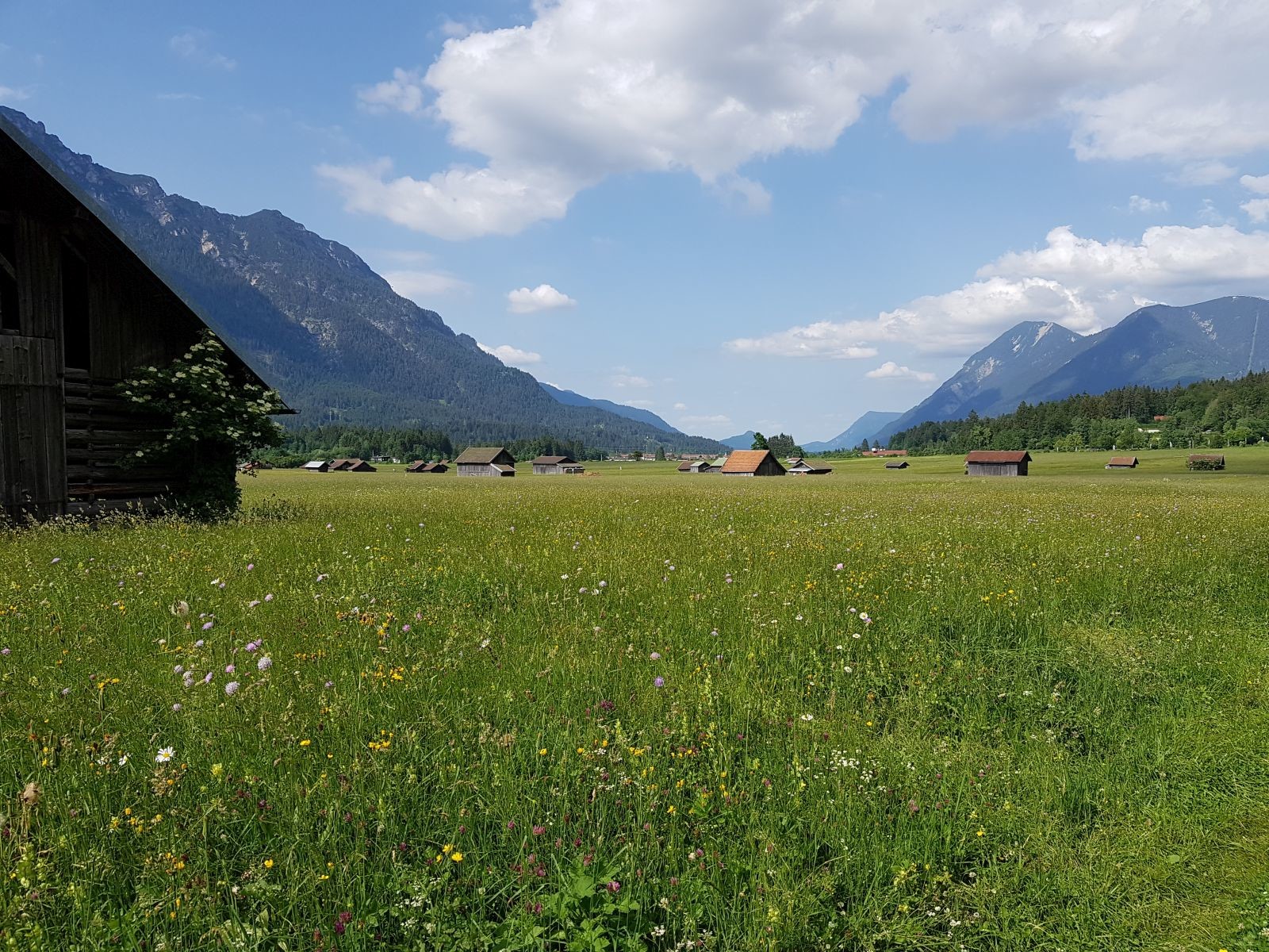 Als Abschluss noch ein Bild vom Rückweg im Tal zur Kreuzeckbahn. Hier gefallen mir besonders die unzähligen Stadl und auch der Weg war noch schön! Dennoch freuten wir uns dann schon auf das Ziel und letztendlich auf´s Hotel!
