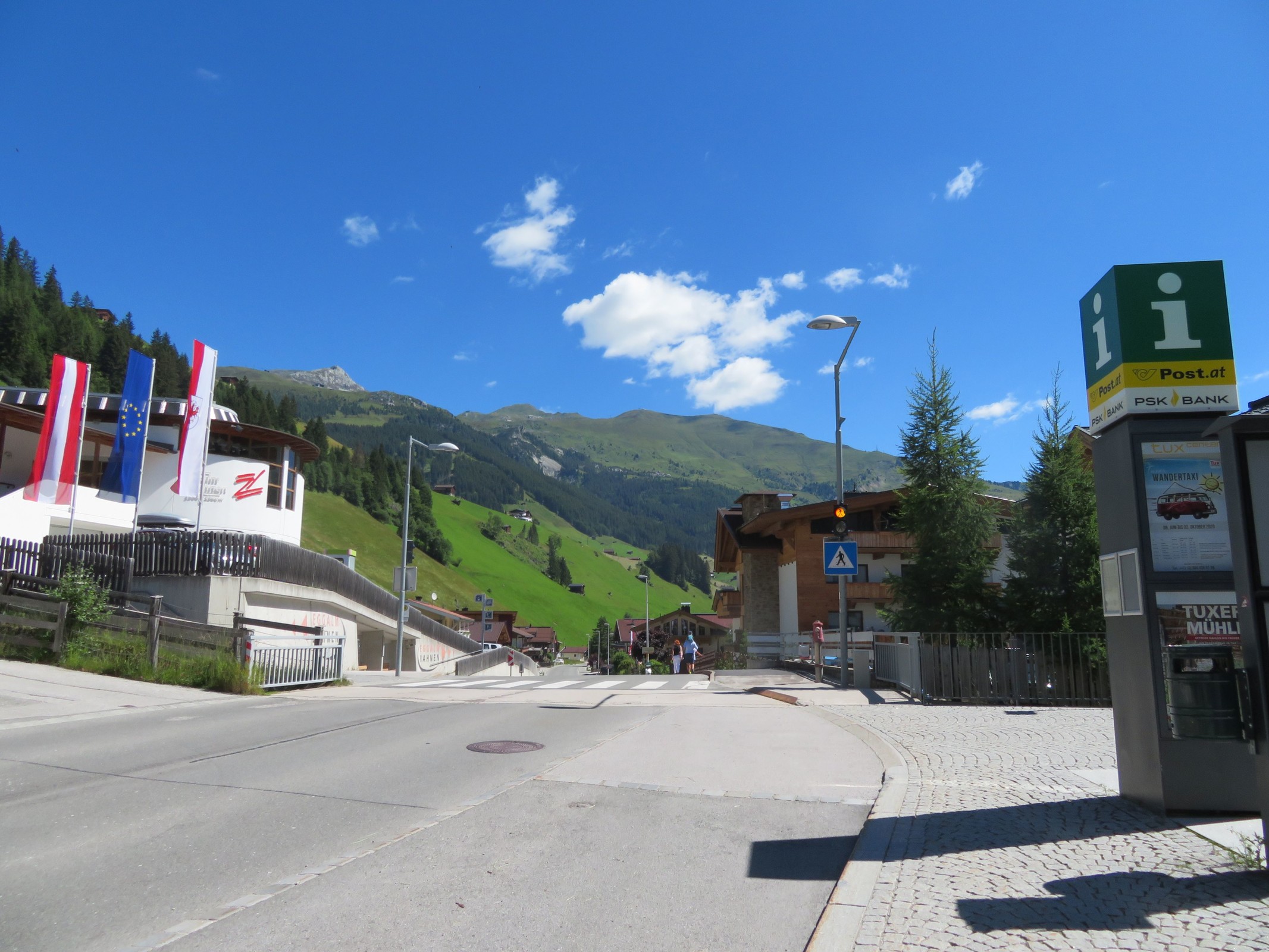 Von der gleichen Position talauswärts fotografiert. Im Hintergrund das Skigebiet rund um den Rastkogel.