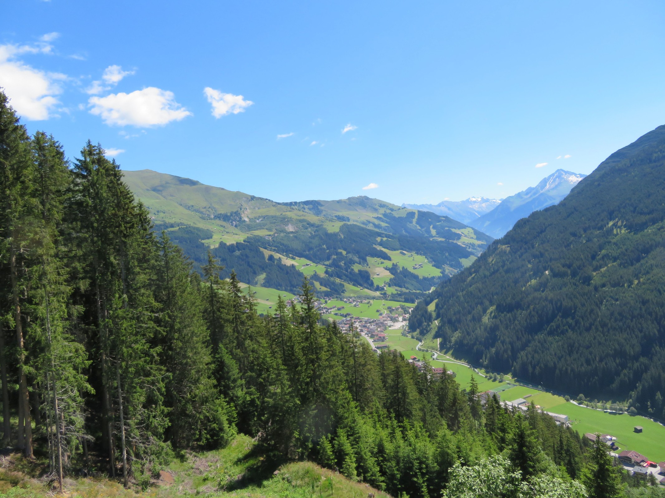 Blick aus der Eggalmbahn in Richtung Vorderlanersbach. Das saftige Grün mit den wenigen Quellwolken ergibt ein sehr schönes Bild :-).