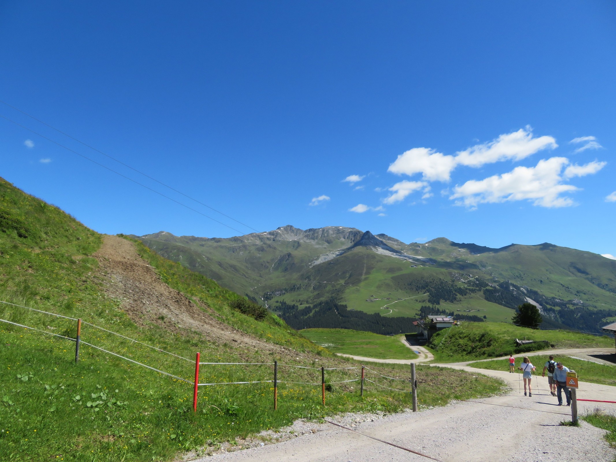 Jetzt sind wir oben angekommen und laufen gerade ein ganz kleines Stück am 6er-Lattenalm-Sessel herunter. Doch dazu auf dem Rückweg mehr.