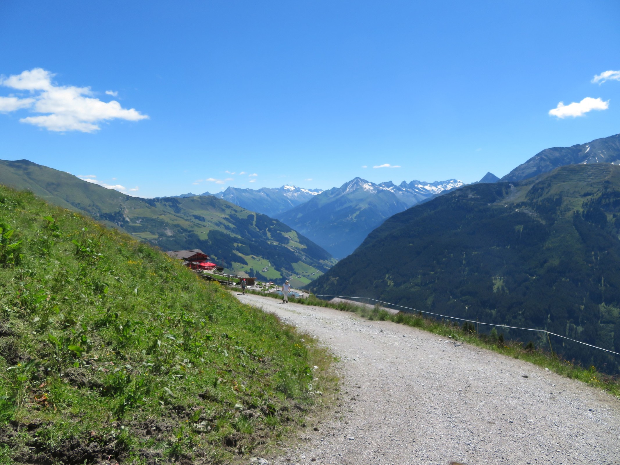 Von der Eggalm wollten wir in Richtung der Grüblspitze gehen. Hier der Blick ins vordere Tuxertal bzw. hintere Zillertal über Mayrhofen. Viele Blicke solcher Art sollten folgen.
