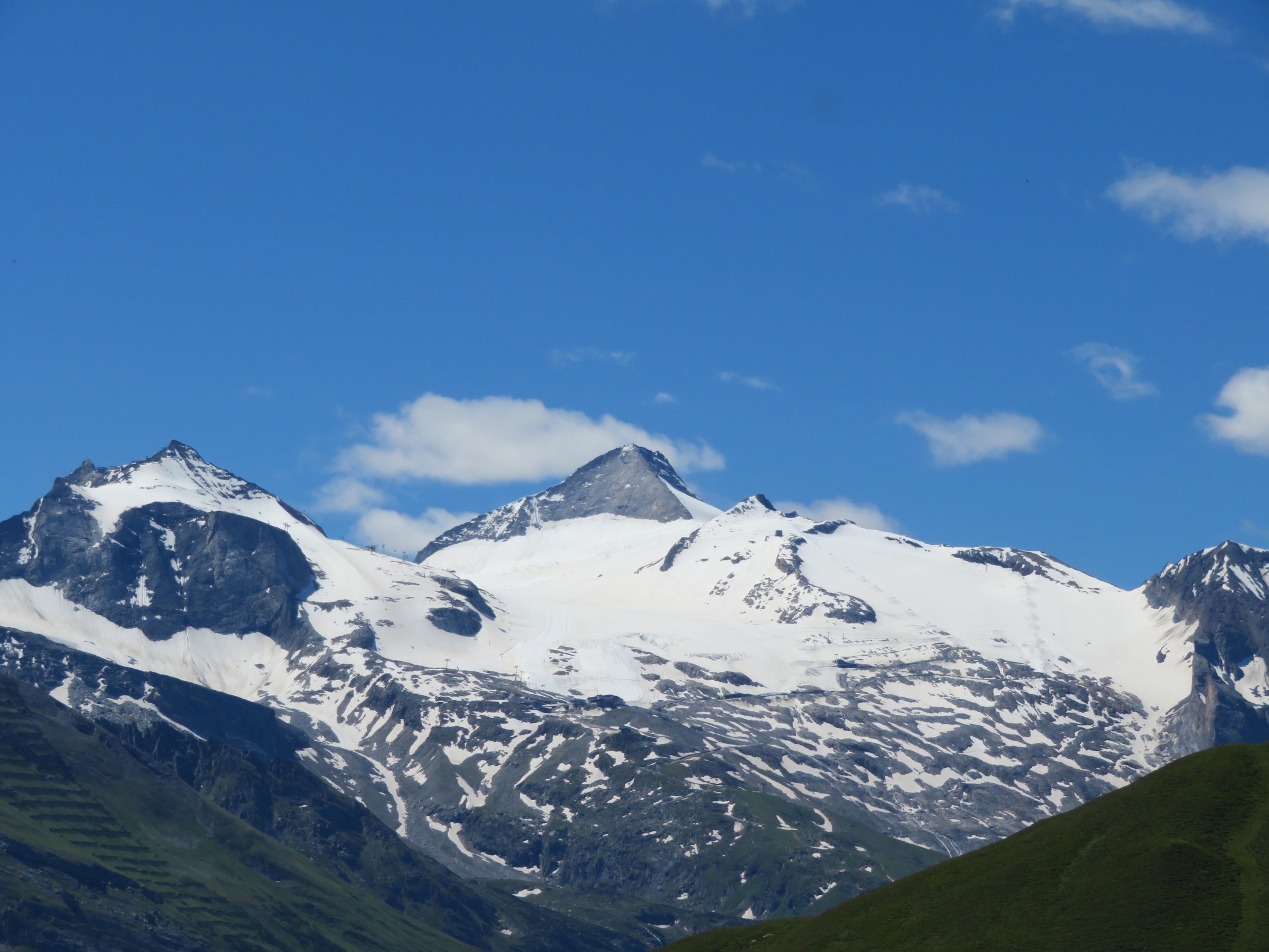 Zoom ins Skigebiet. Im rechten Teil sieht man den Kaserer-Bereich, mittig den Tuxer Fernerhang.