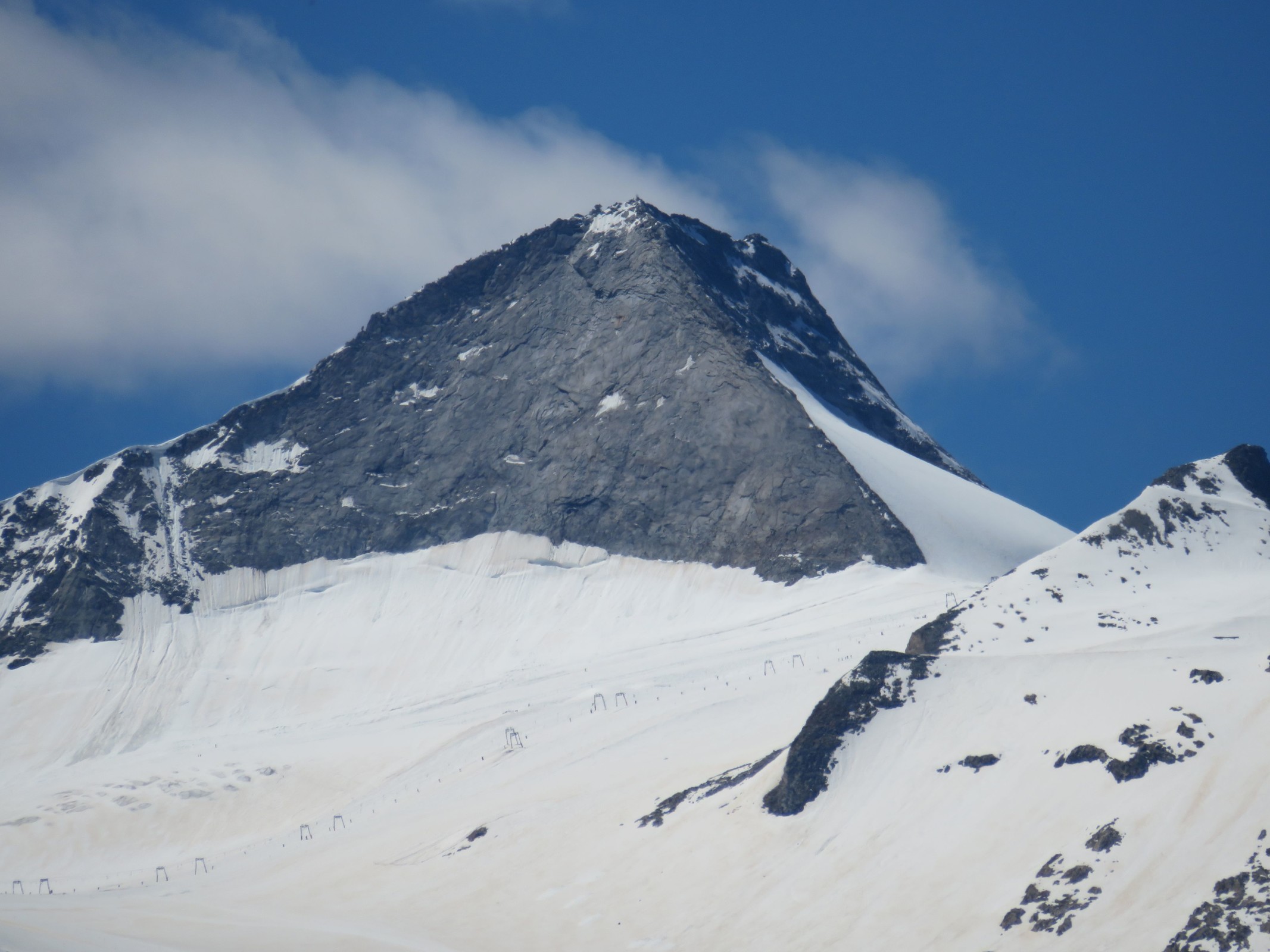 Zoom zum Olperer mit den dazugehörigen Schleppliften.