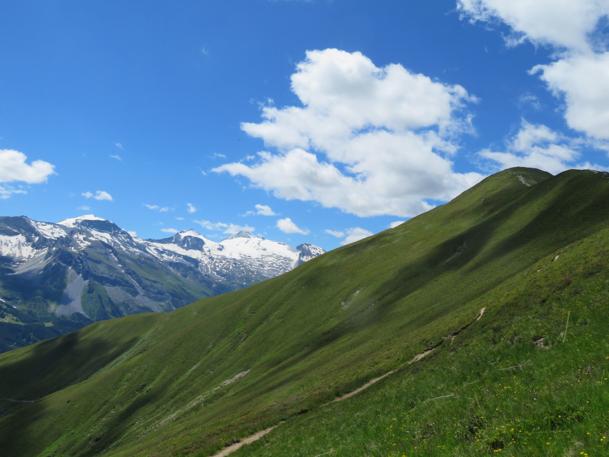 Blick zum bildmittig liegenden Hintertuxer Gletscher.