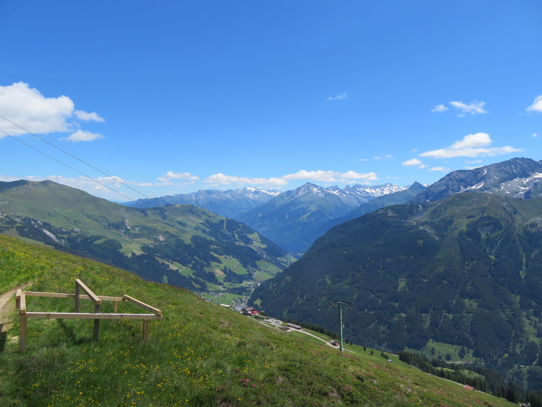 Nun haben wir den Lift gequert und sind auf dem Pfad in Richtung der Grüblspitze, die übrigens 2.395 m hoch ist.