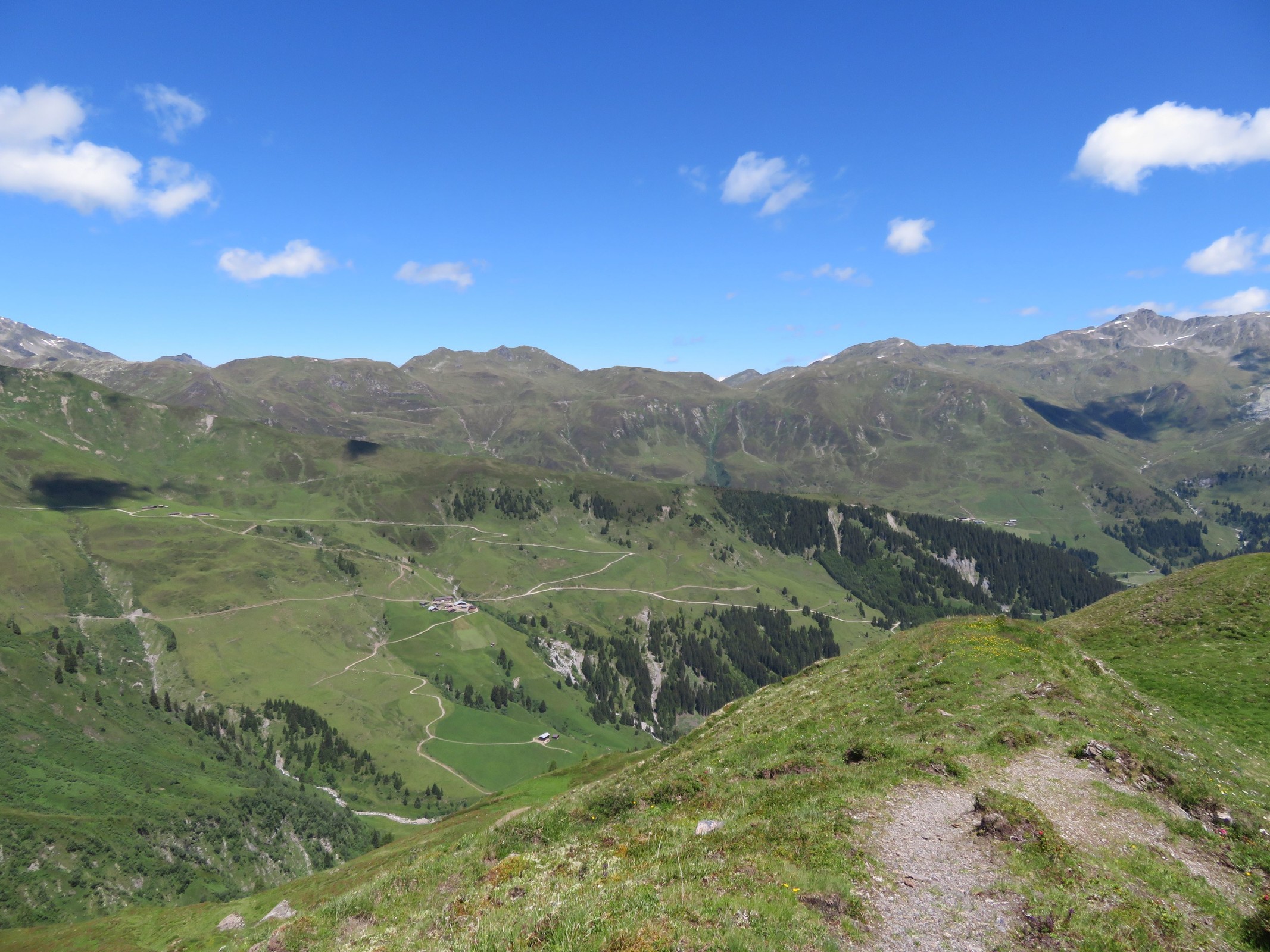 Dort machten wir kehrt, denn wir besaßen nicht die nötige Ausrüstung (beispielsweise Stöcke), um weiterzuwandern. Blick von der Beilsptze hinten ins Tal herunter.