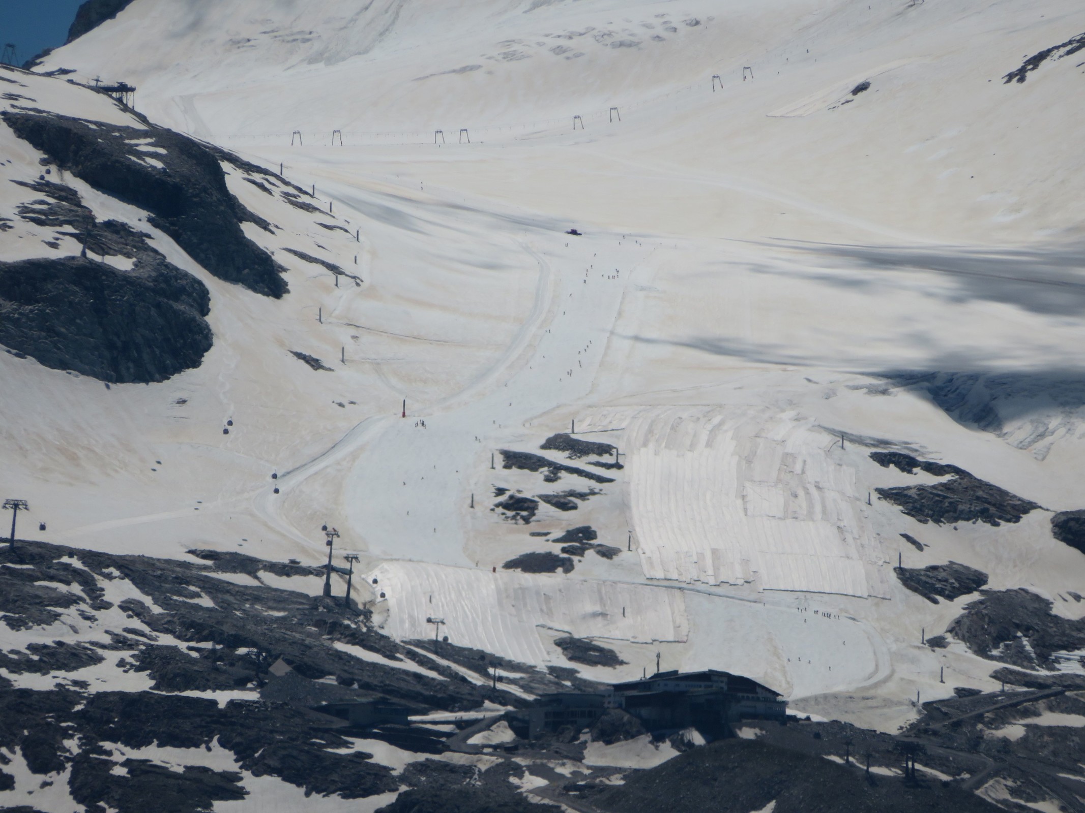 Zoom zum Ferner Haus. Die Beschneiungstürme sehen schon sehr auffälig auf ;-). Wann hat man die eigentlich so weit hochgezogen?