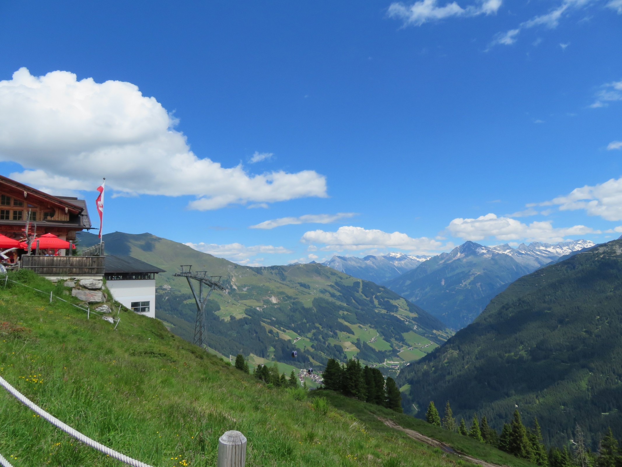 Links die Eggalm, dann die Eggalmbahn und und rechts das Tuxertal.