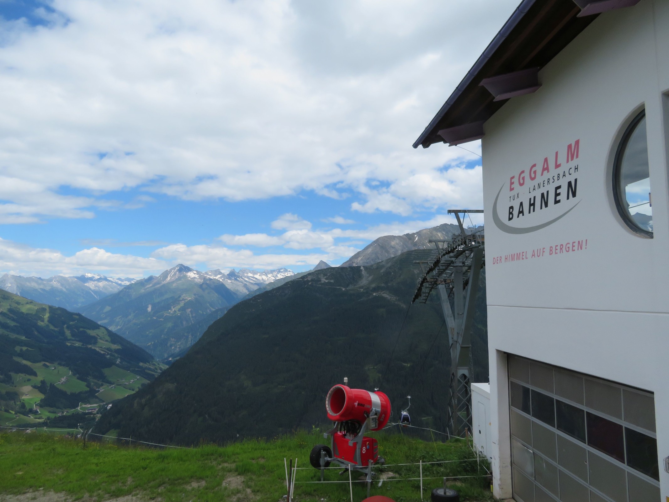 Eine etwas ältere Schneekanone von DemacLemko.