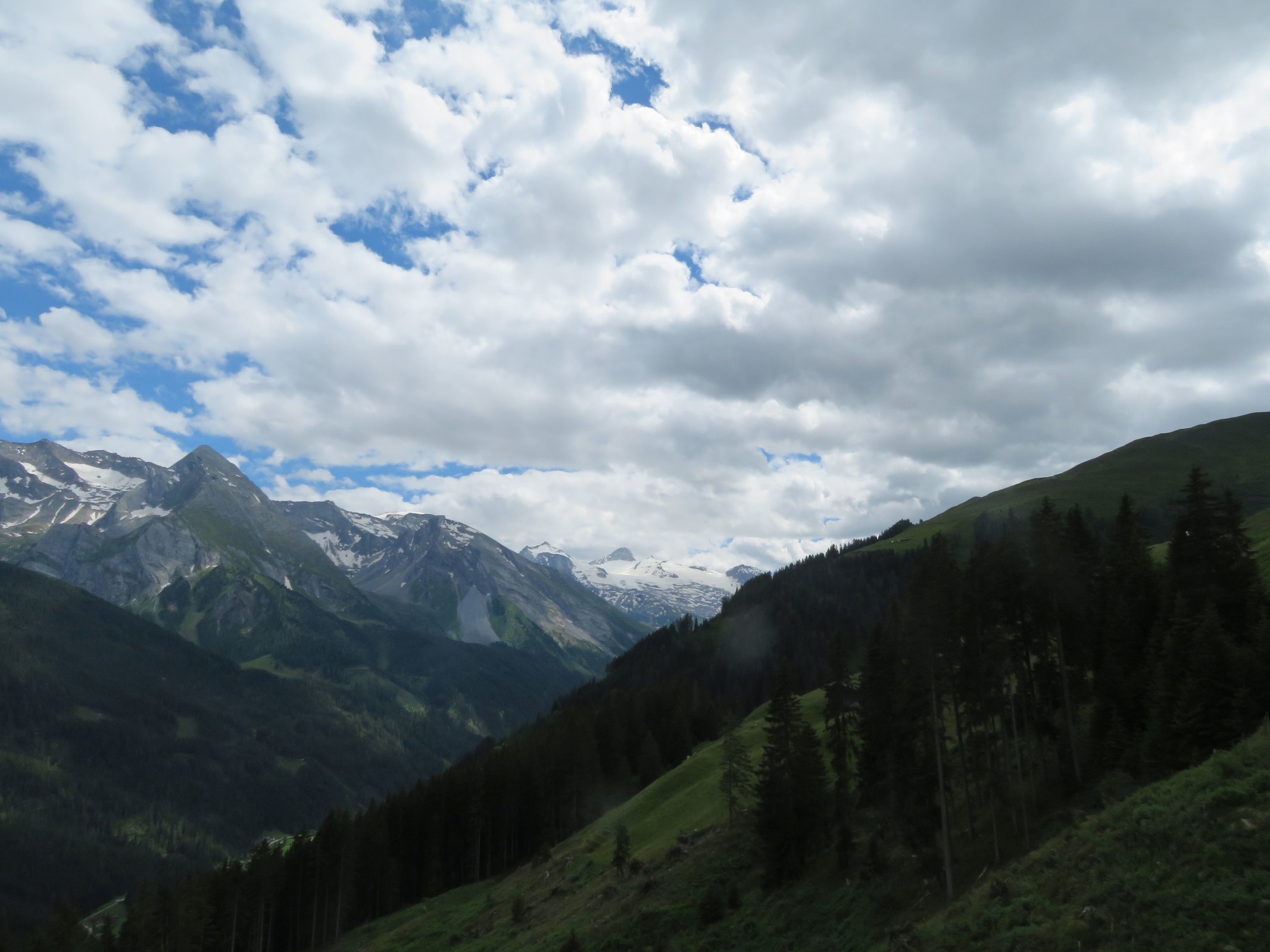 Während der Talfahrt schauen wir nochmal zum Gletscher, an dem noch drei tolle Skitage folgen sollten.