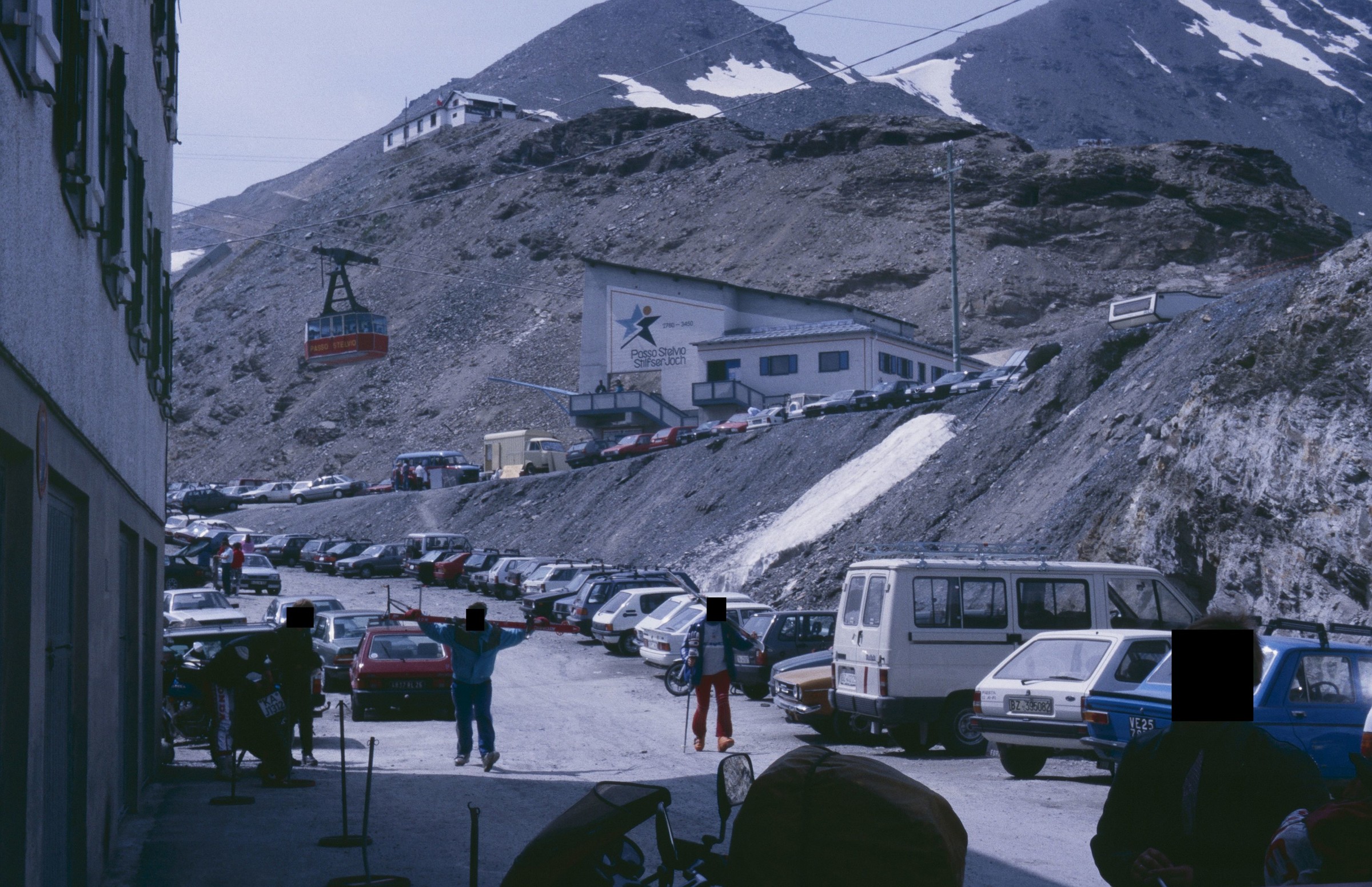 Talstation der 1978 erbauten Pendelbahn von Hölzl mit ein paar Skifahrern drauf.