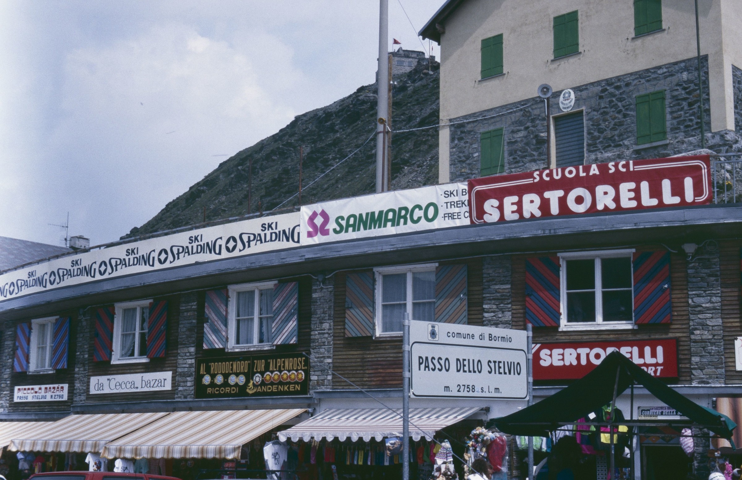 Skischulen an der Passhöhe.