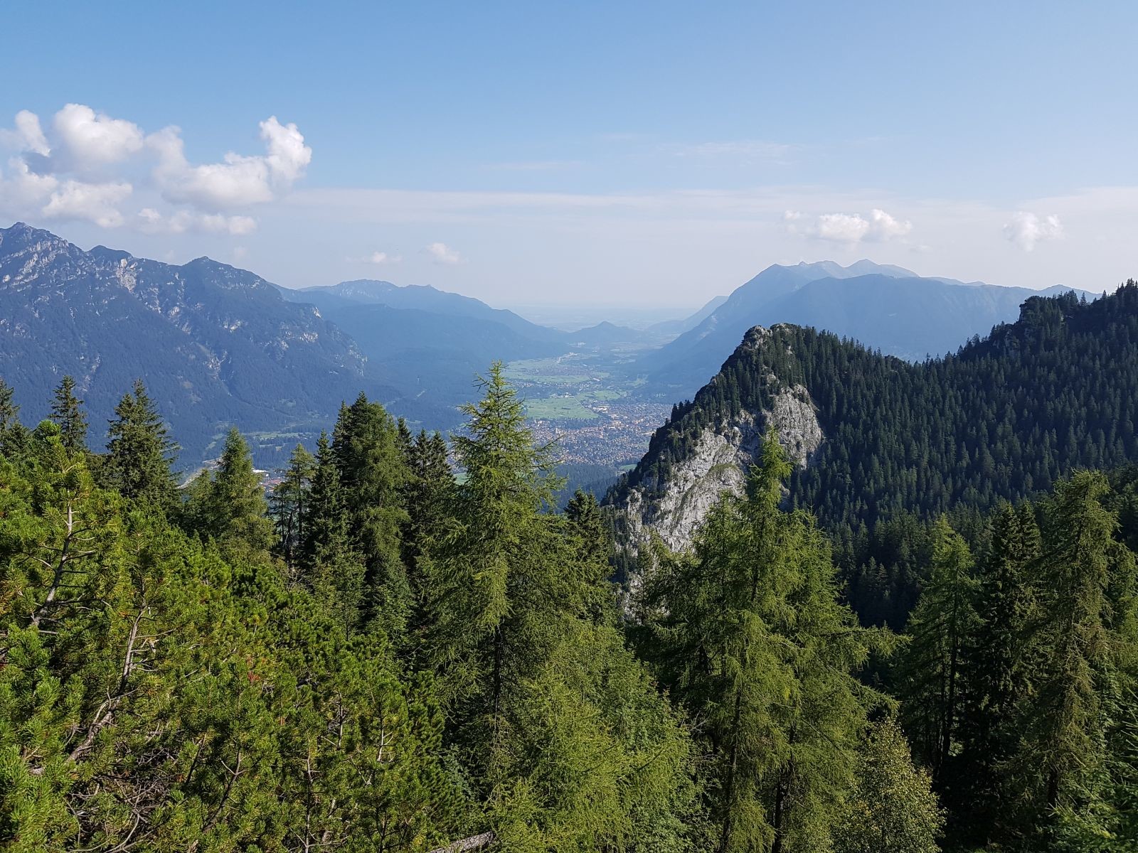 Blick auf Garmisch-Partenkirchen, aufgenommen unterhalb des Hupfleitenjochs.