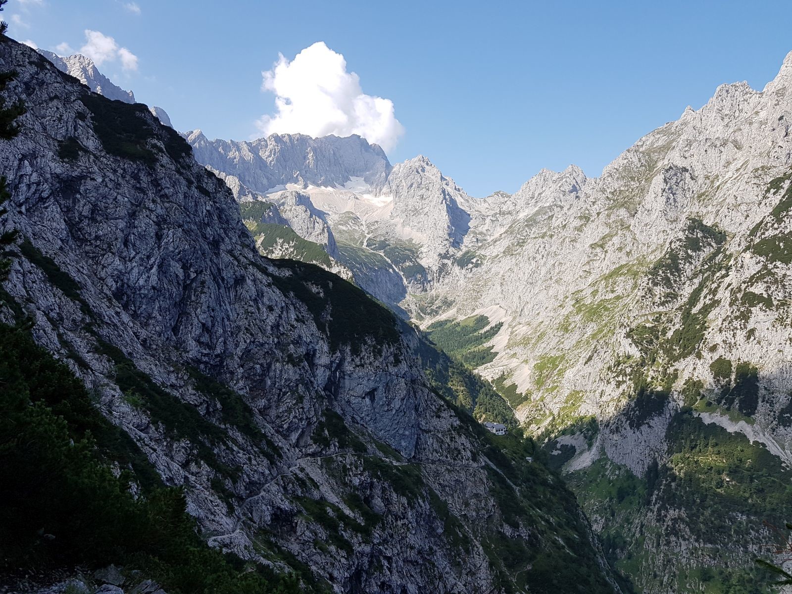 Dieser ausgesetzte Wegverlauf, der nahezu am Berg klebt, gefällt mir auf den Bildern einfach sehr.