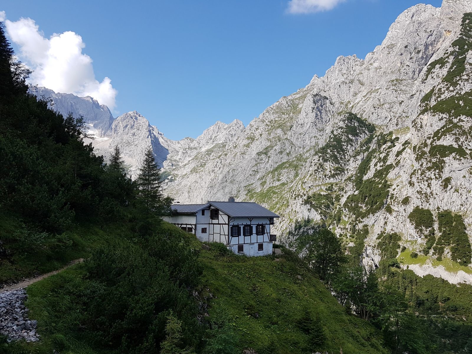 Hier die Knappenhäuser nochmal aus der Nähe. Sie würden sich so gut als Hütte anbieten, aber leider stehen sie leer.