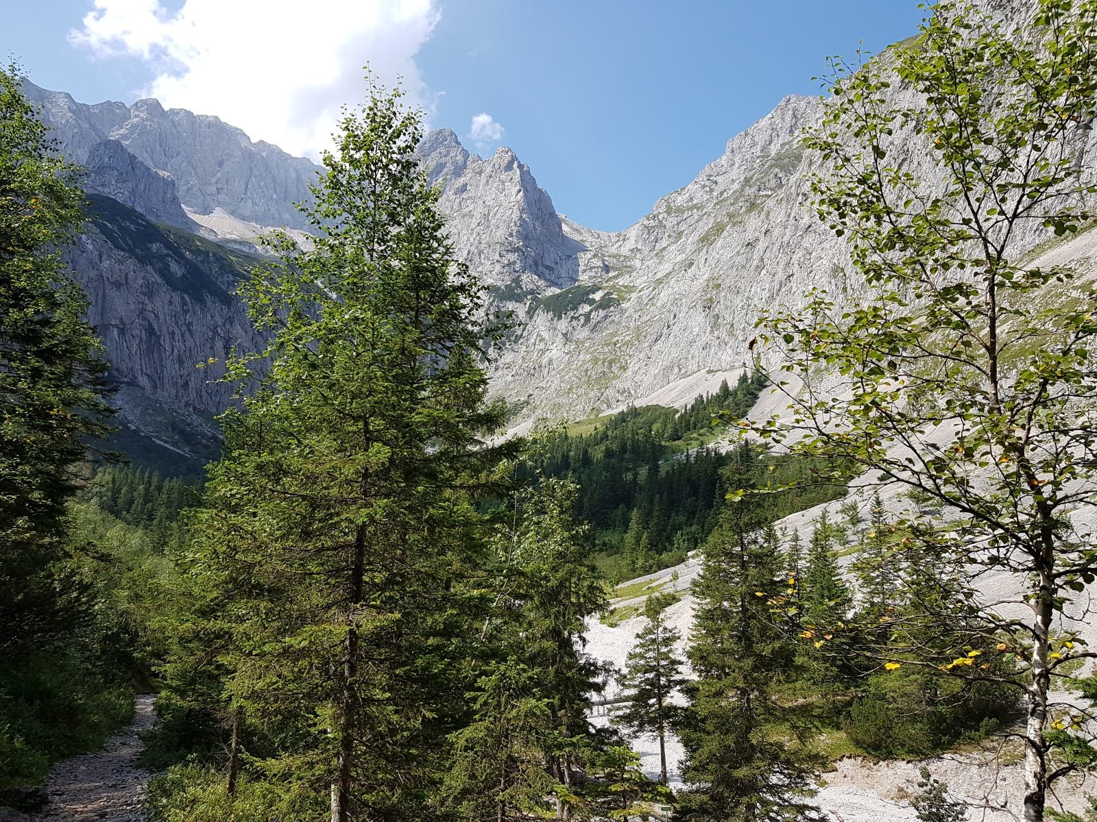 Das hintere Höllental ist nochmal ein größerer Panoramatraum. In der Bildmitte ist die Riffelscharte zu sehen. Dorthin würde sich eine Wanderung auch mal anbieten. Kann mir jemand die Bergspitze links daneben benennen?