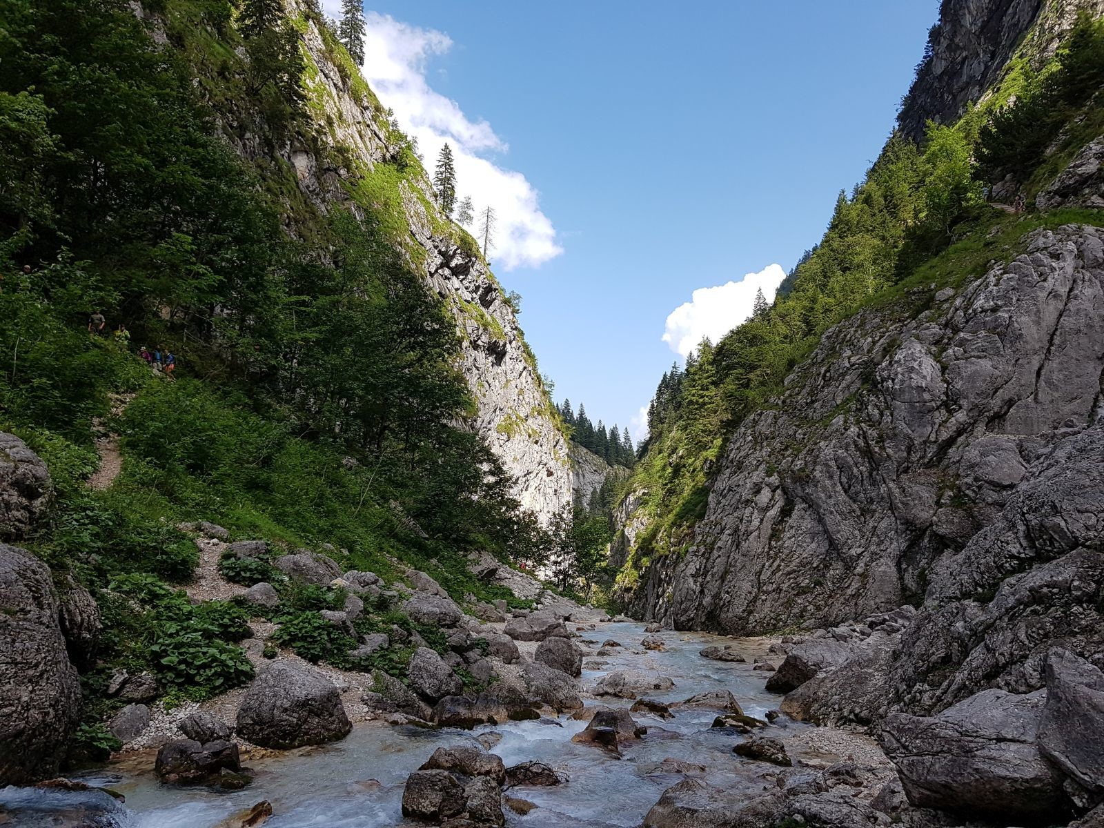 Nun schon im engeren Höllental einige Hundert Meter vor dem Klammeingang, den man erreicht, wenn man links des "Flusses" weiterläuft. Wir haben ihn bereits überquert und befinden uns somit am Start des Stangensteiges.
