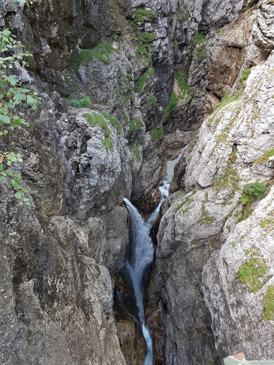 Und nun stehen wir auf der Klammbrücke, wo man tief in die Klamm hinein blicken kann.