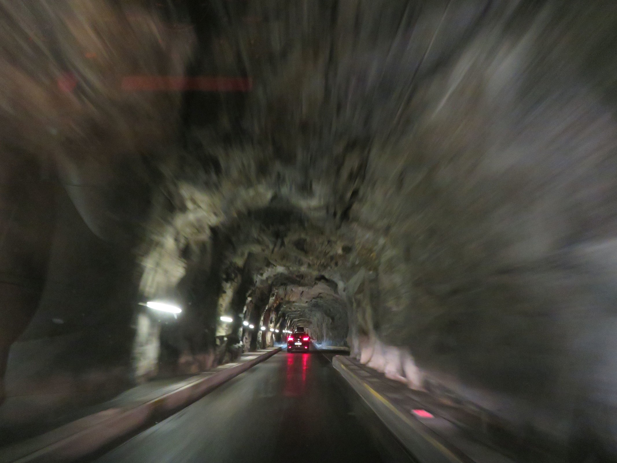 Hier befinden wir uns in einem der einspurigen Tunnel. Belichtungszeit liegt bei 1/15 Sekunden. Für während der Fahrt aus der freien Hand fotografiert, ist es eigentlich recht gut geworden.