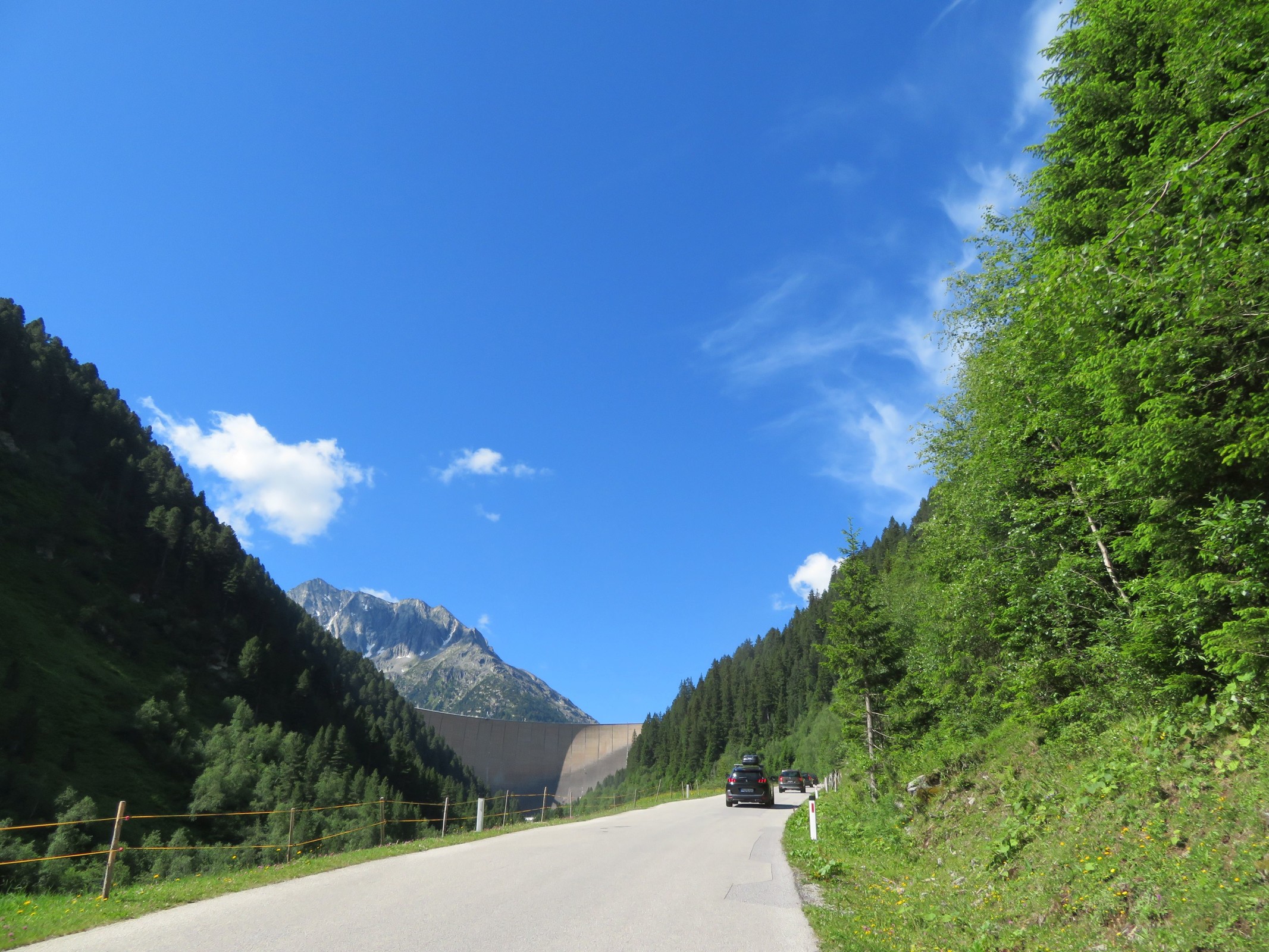 Hier ist die Straße bereits wieder zweispurig. Im Hintergrund sieht man die Staumauer.