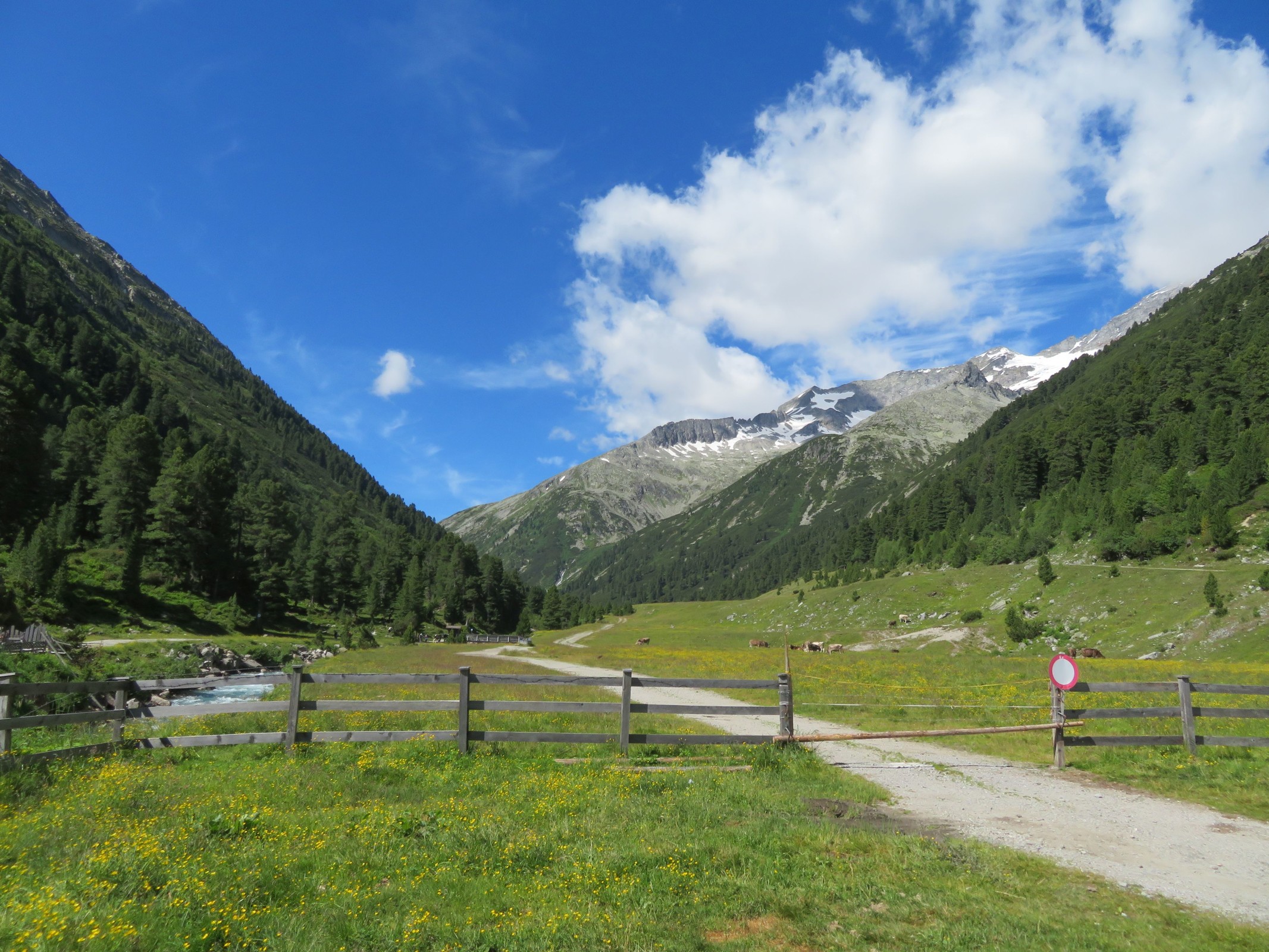 Blick in dem Zamser Grund taleinwärts vom letzten Parkplatz aus. Irgendwo rechts oben liegt der Schlegeis-Sessel versteckt, den man allerdings von hier unten nicht einsehen kann.