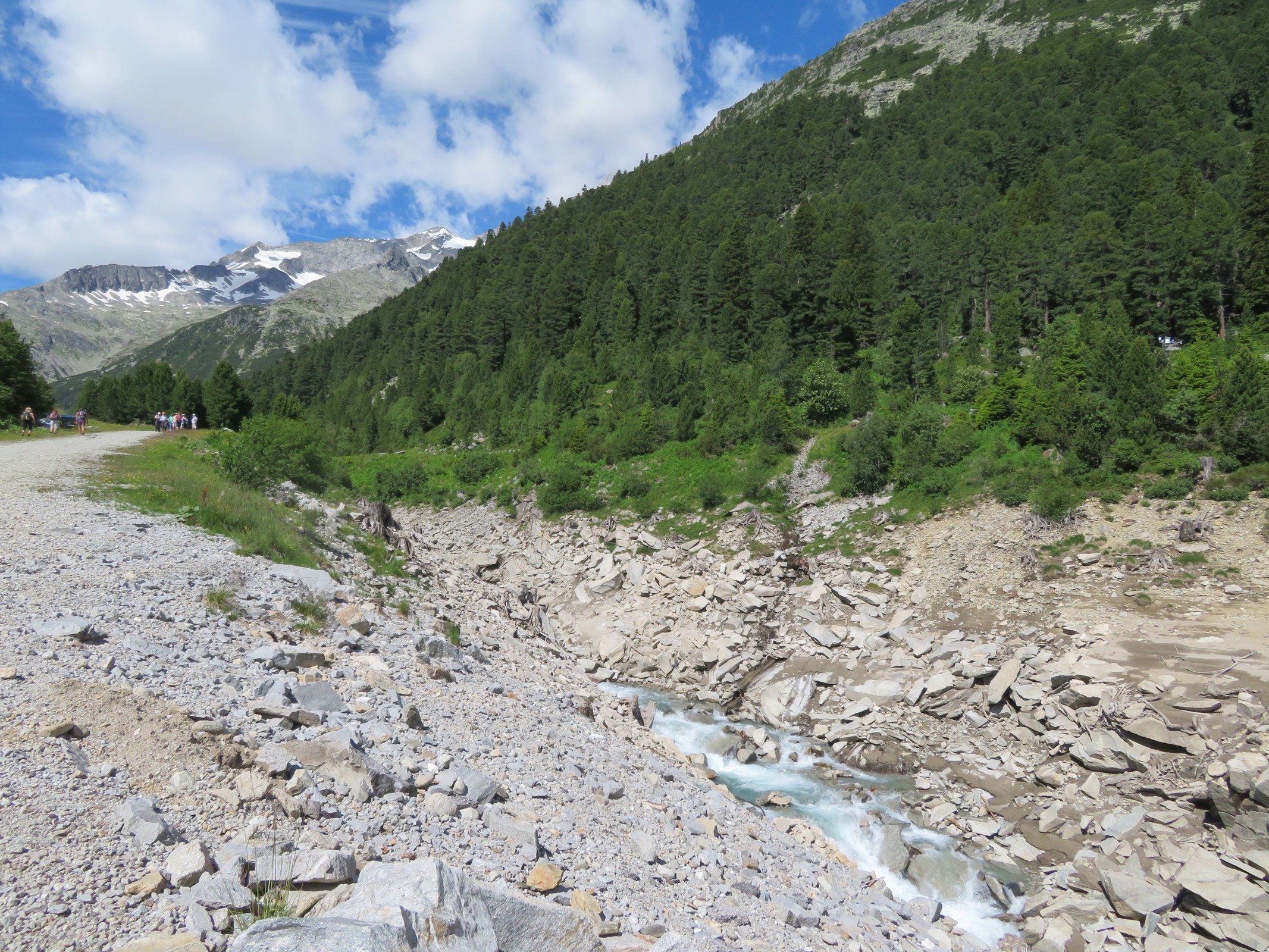 Hier mündet der Zamser Bach in den Stausee bzw. das ist hier der Auslauf auf den letzten Metern.