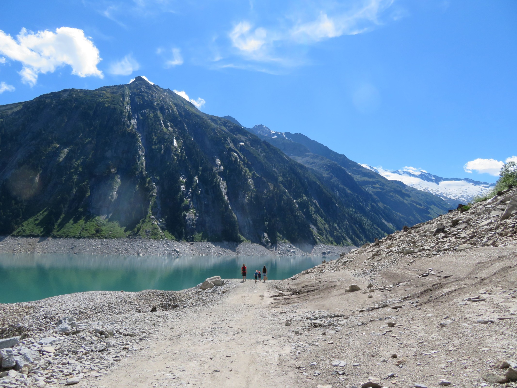 Und es geht weiter zum Stausee herunter. Der Stausee erstreckt sich hier noch ein längeres Stück nach Osten.