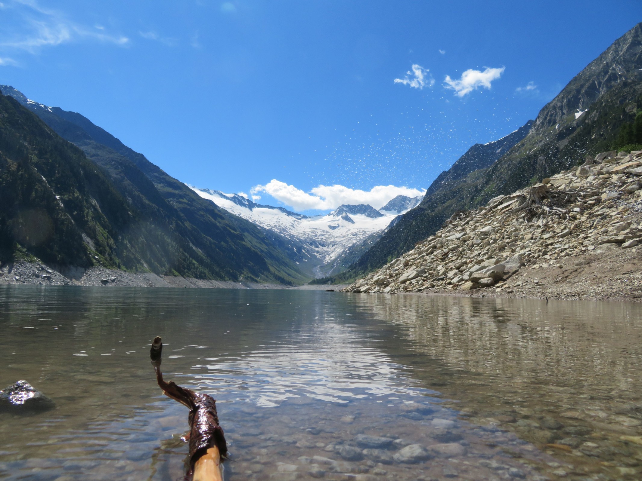Die gleiche Perspektive nur unmittelbar oberhalb der Wasseroberfläche aufgenommen.