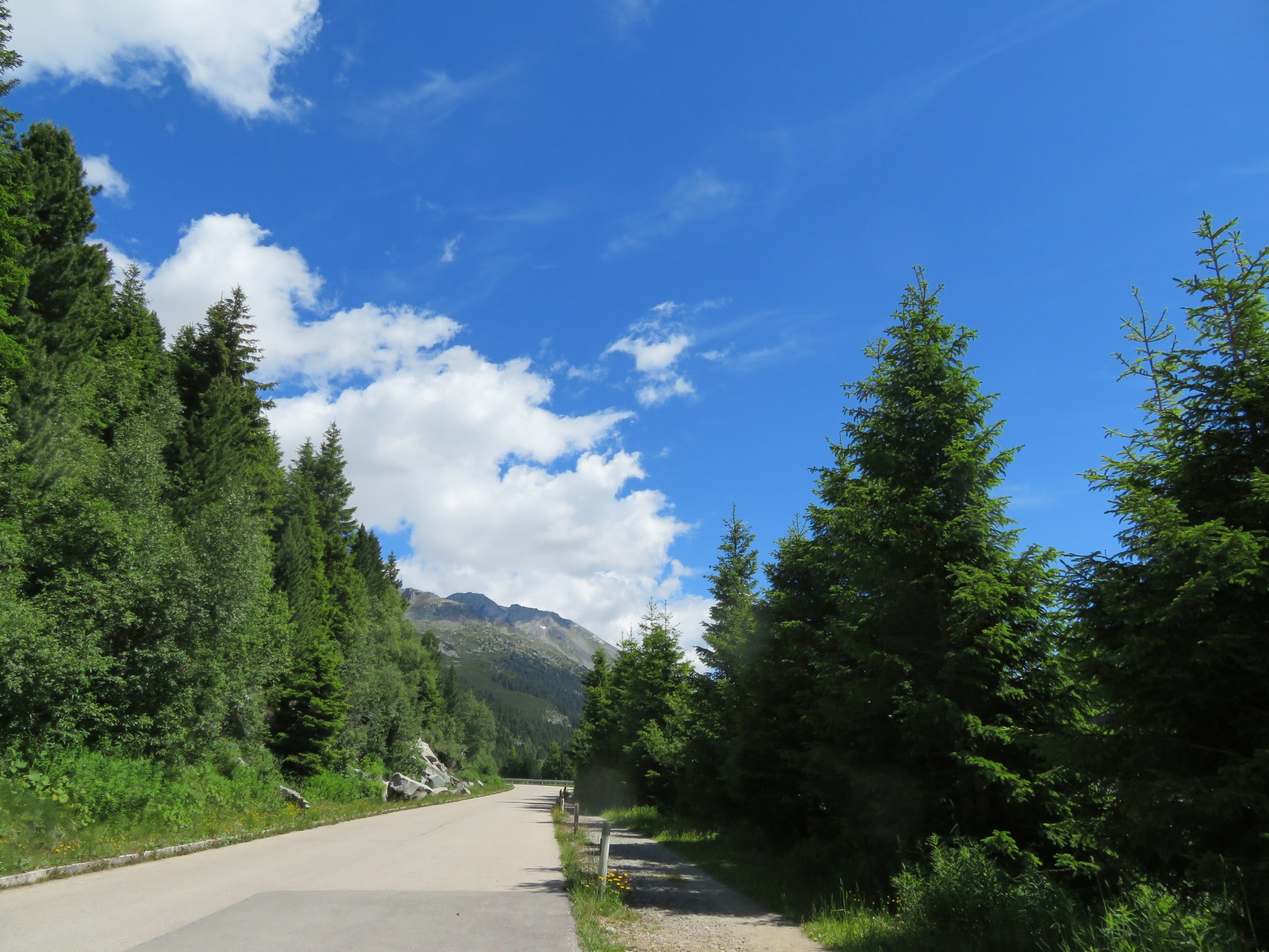 Nun fahren wir unser Auto gerade zwischen zwei Parkplätzen umher ;-). Dazwischen sieht man hier die Straße talwärts.
