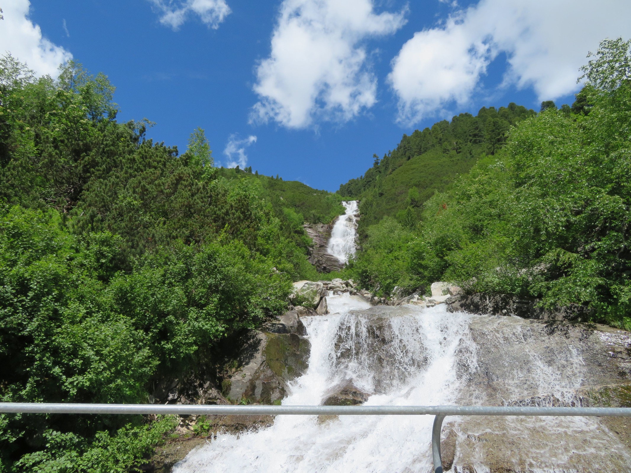 Hierbei müsste es sich um den Riepenbach handeln, der hier unter der Straße in den See mündet.
