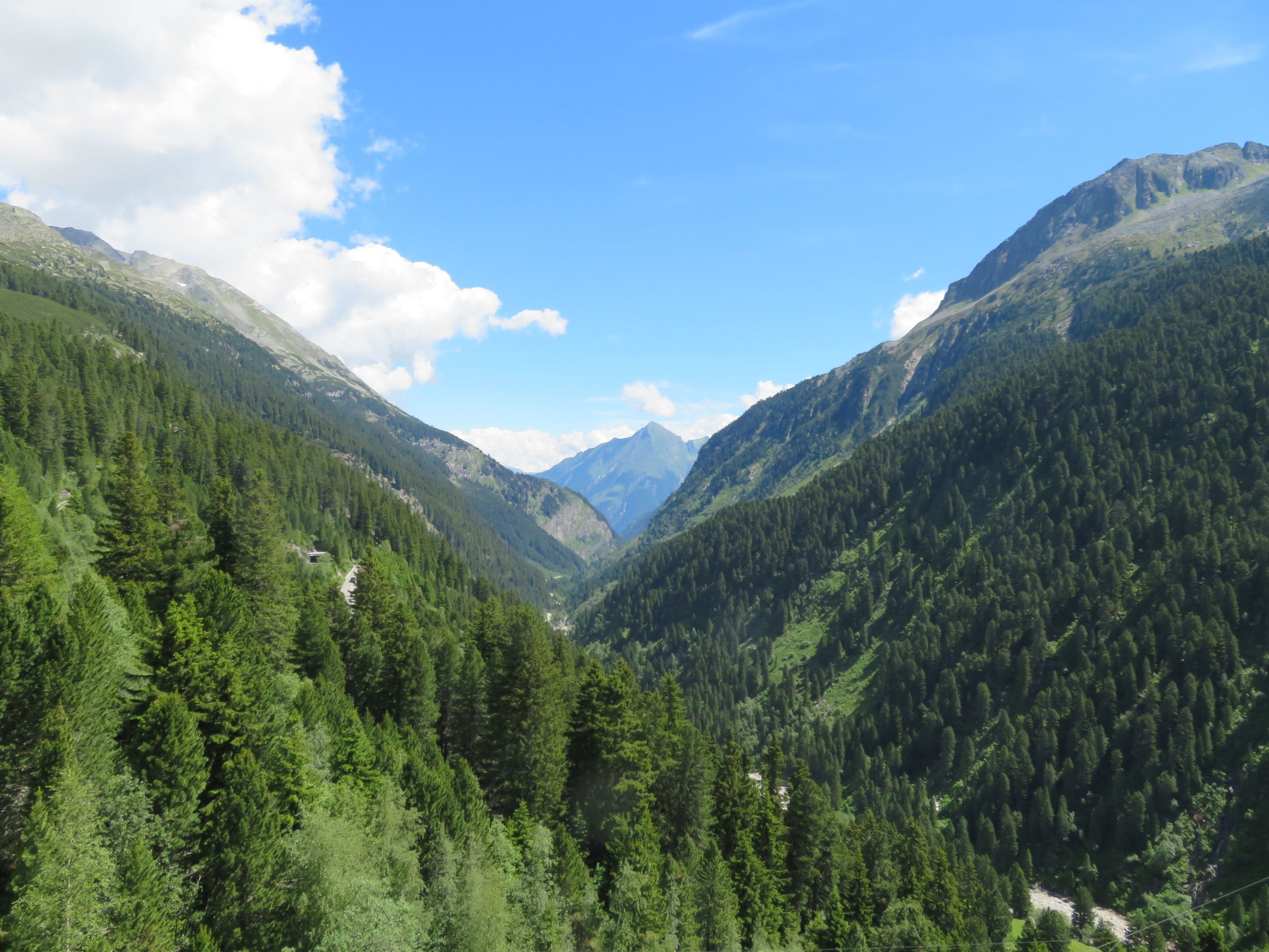 Blick von der Staumauer talauswärts in Richtung des Zillertals.