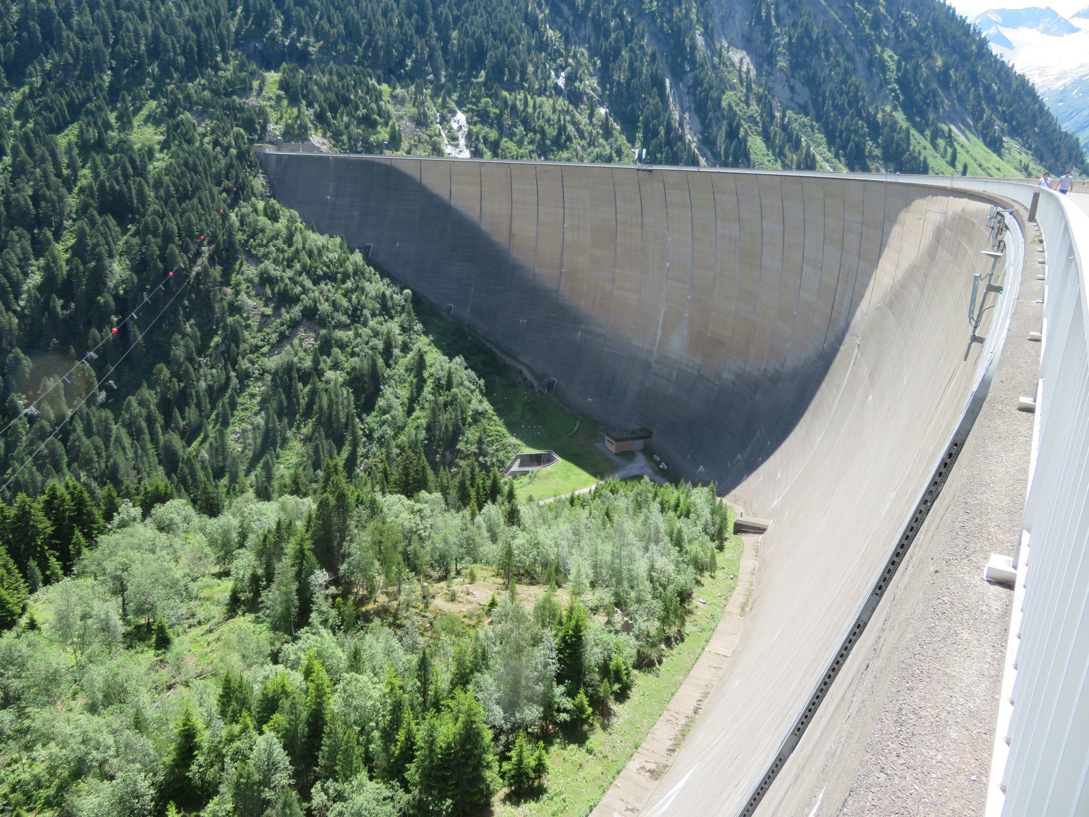 Wie hoch die Staumauer ist, kann man schön an den Bäumen sehen. 131 m.