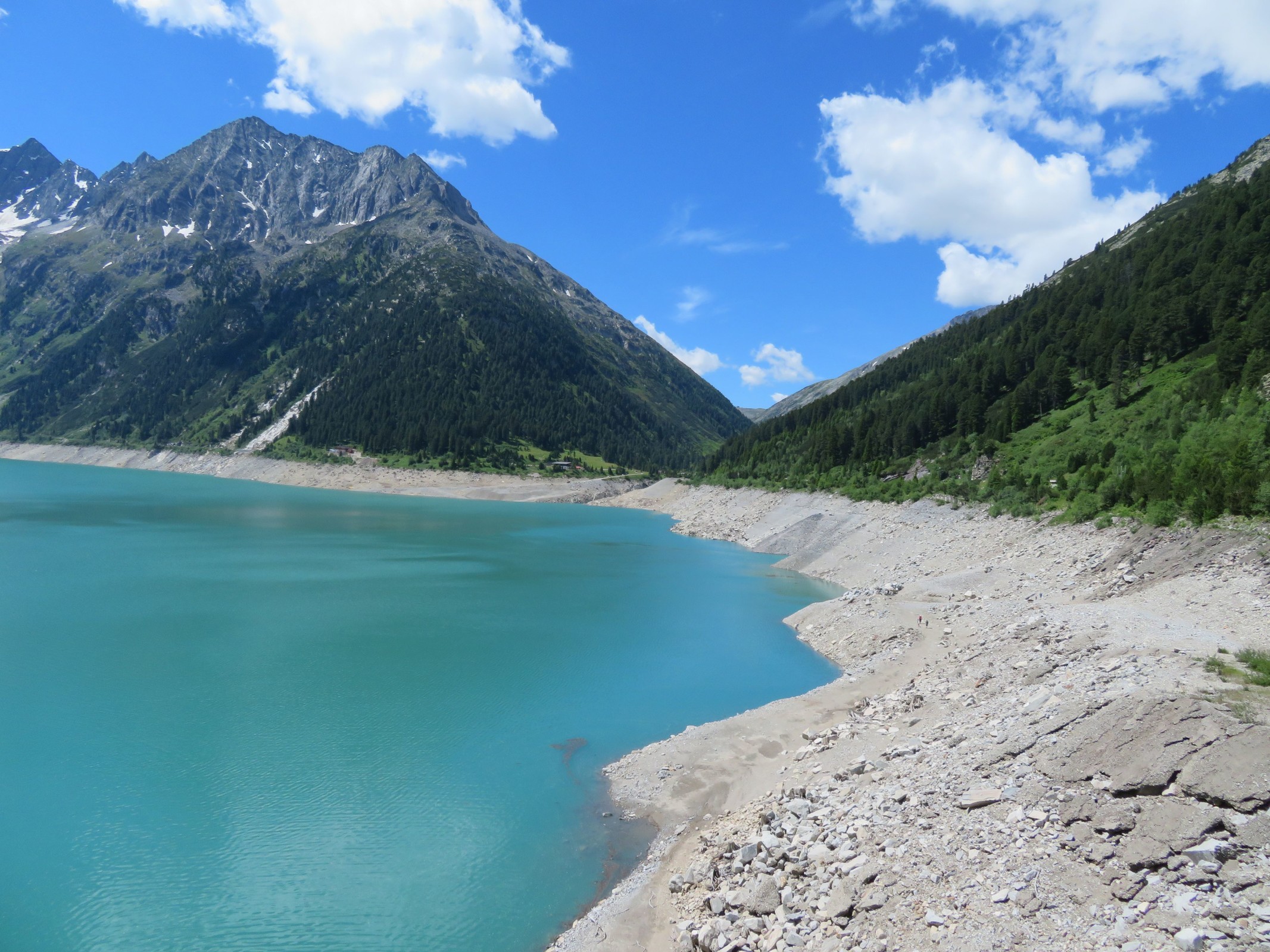Blick von der Staumauer in Richtung des bildmittig liegenden Zamser Grunds. Das ist das Tal, dass hinten rechts reingeht.