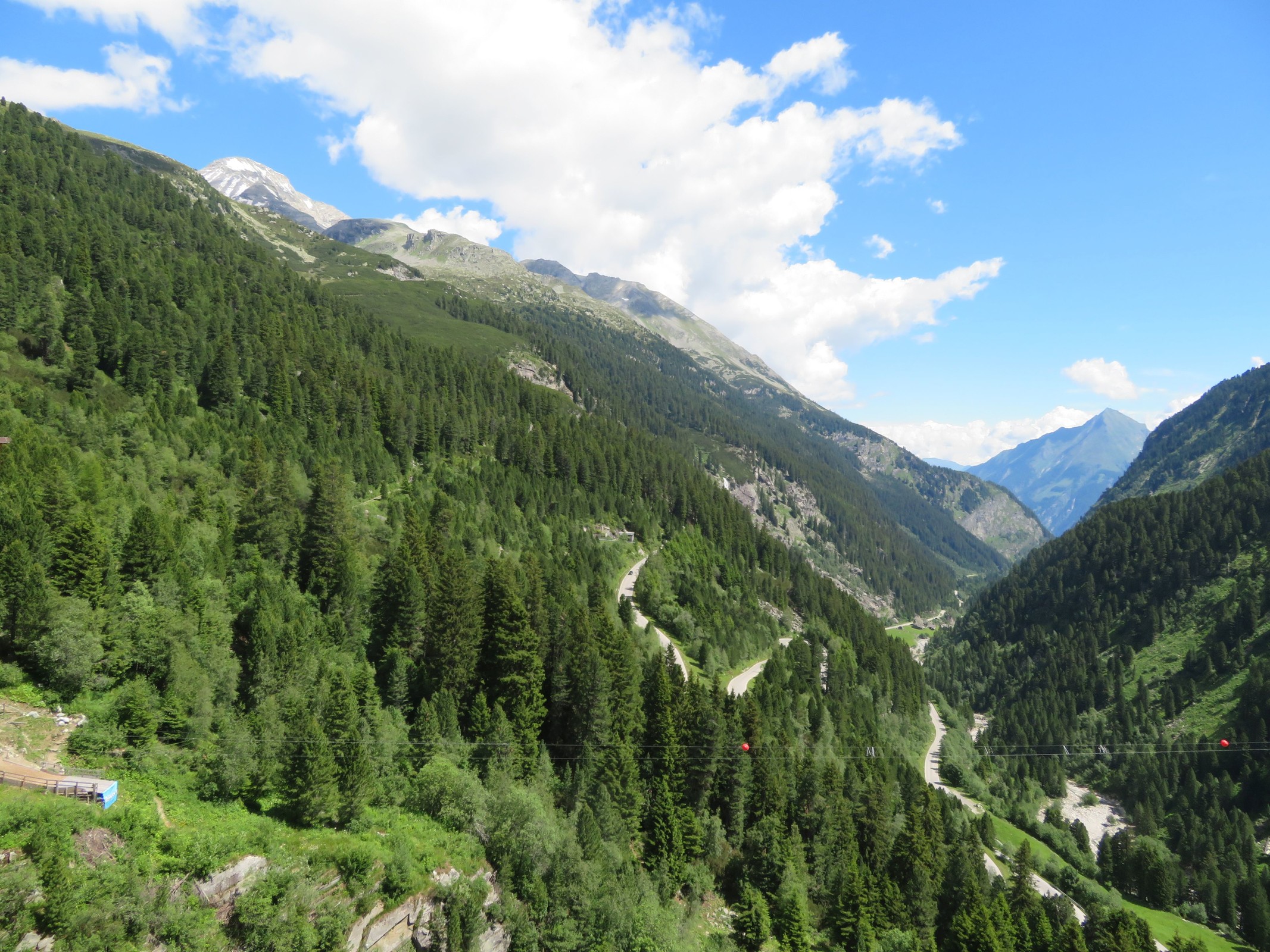 Blick von der Staumauer auf die letzten Kehren der Schlegeis Alpenstraße.
