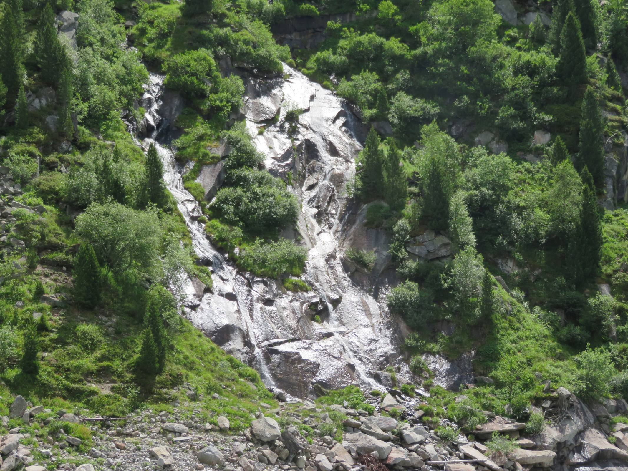 Trockengelegter Wasserfall / Bach oder wie auch immer vor der Staumauer. Heute wird das Wasser oberhalb abgefangen und in den See umgeleitet.