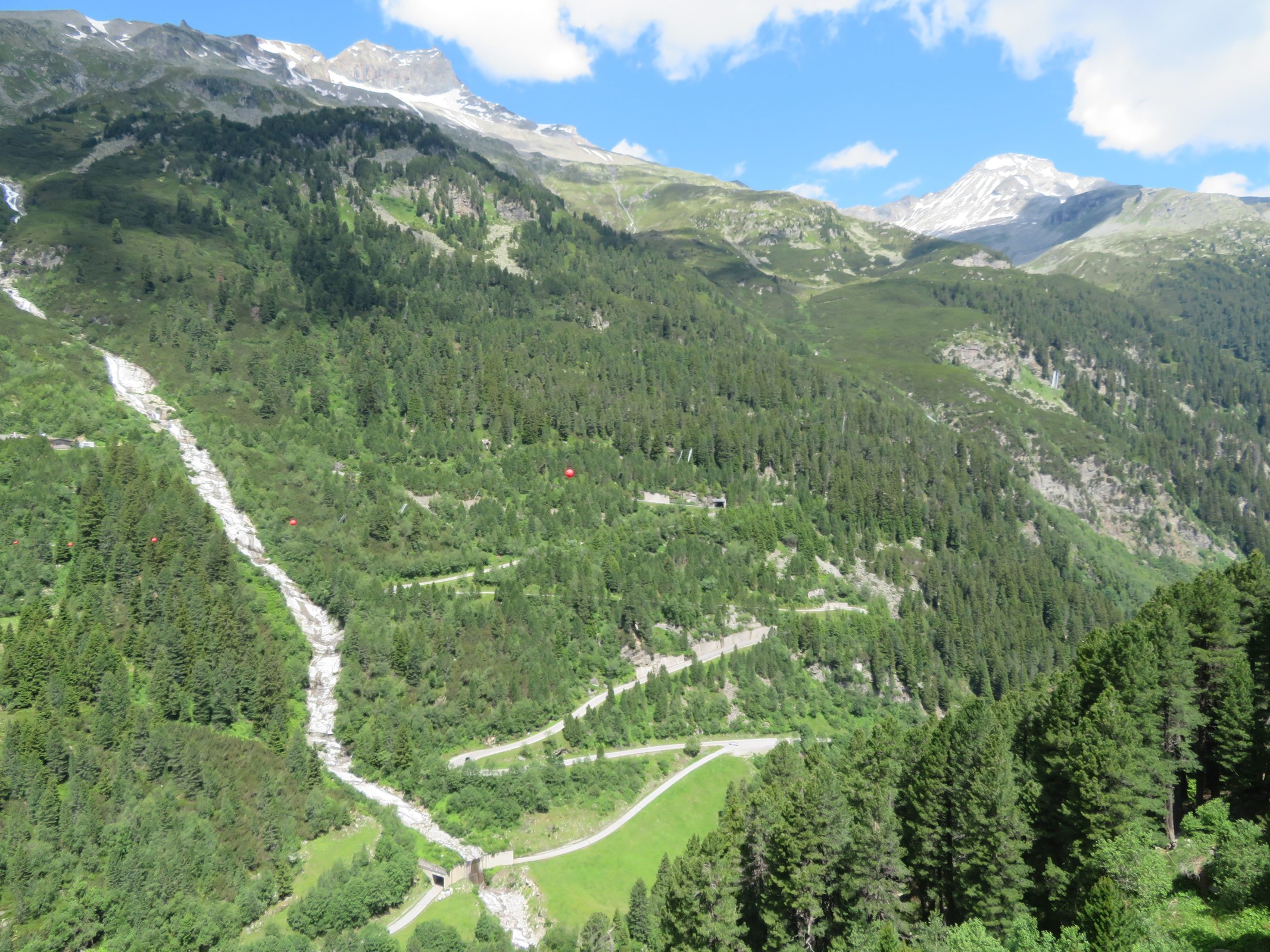 Blick von der anderen Seite der Staumauer - also der gegenüberliegenden von der Straße - auf die Schlegeis Alpenstraße.