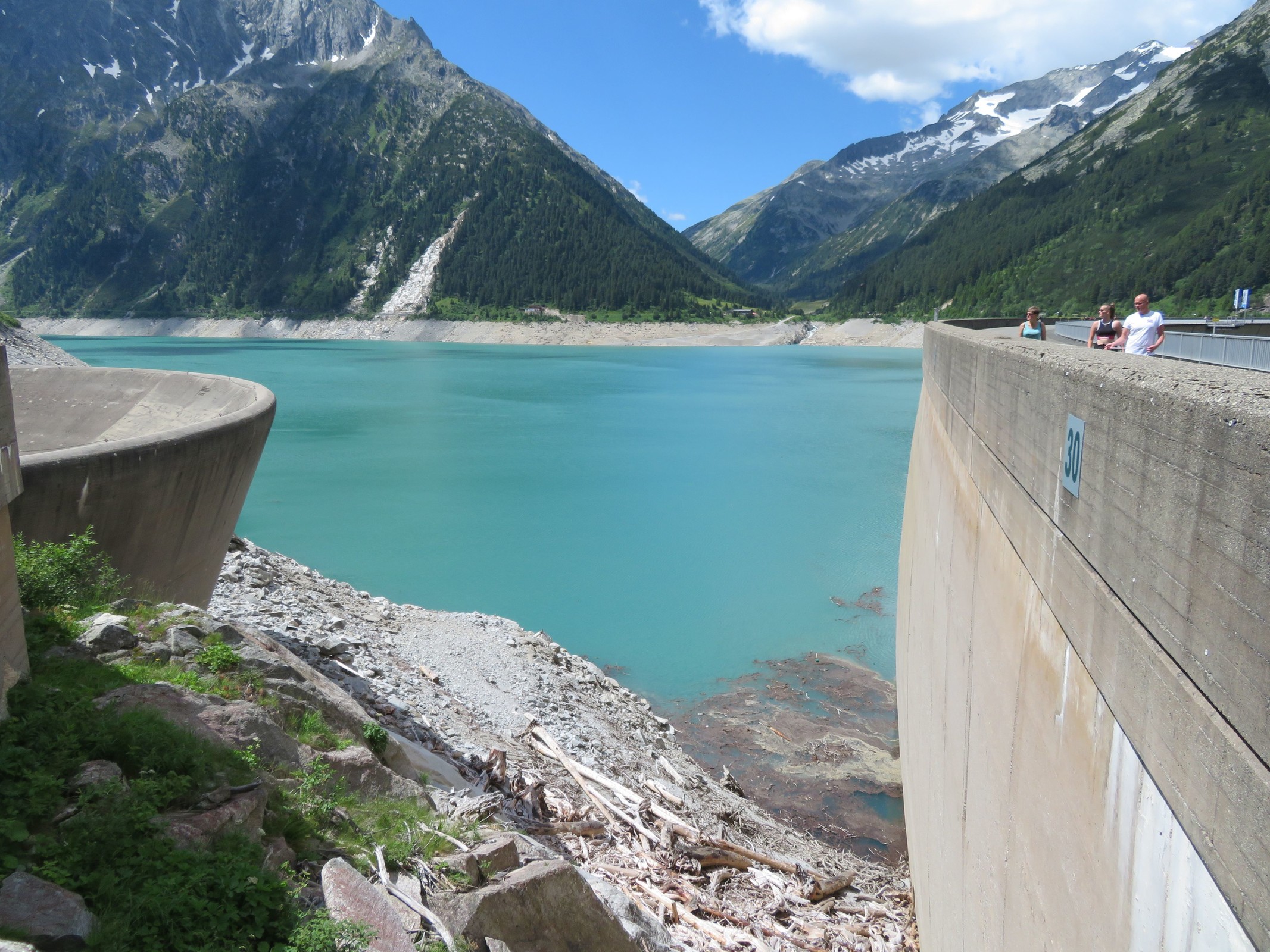 Ganz am anderen Ende der Staumauer. Ist das links eigentlich ein Überlauf-Trichter?