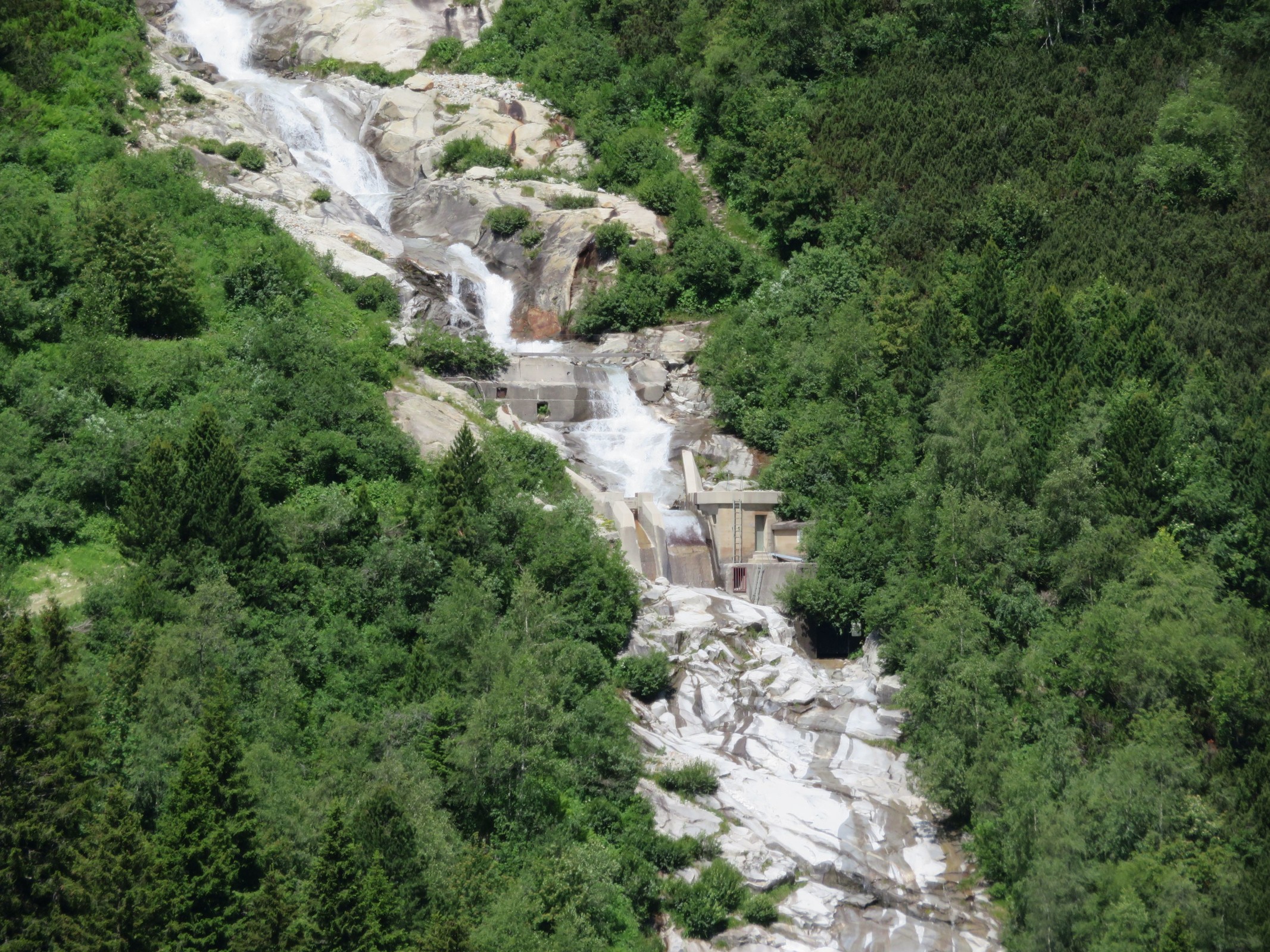 Blick auf die Stelle, wo das Wasser aus dem Bach abgefangen wird. Ist jedenfalls in dem Hang und der Lage auch eine interessante Konstruktion.