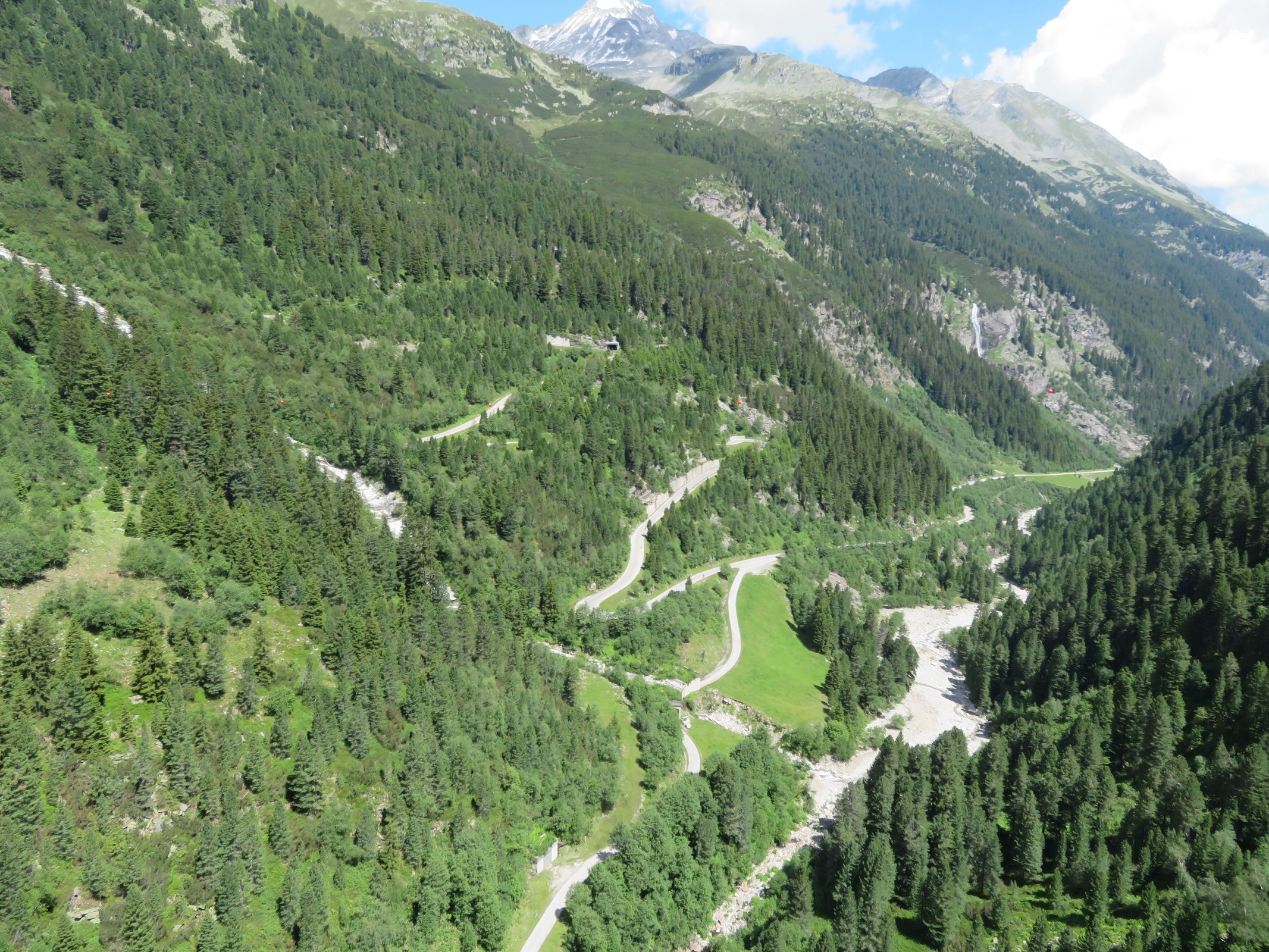 Nochmal der Blick auf die Alpenstraße von der Staumauer aus.