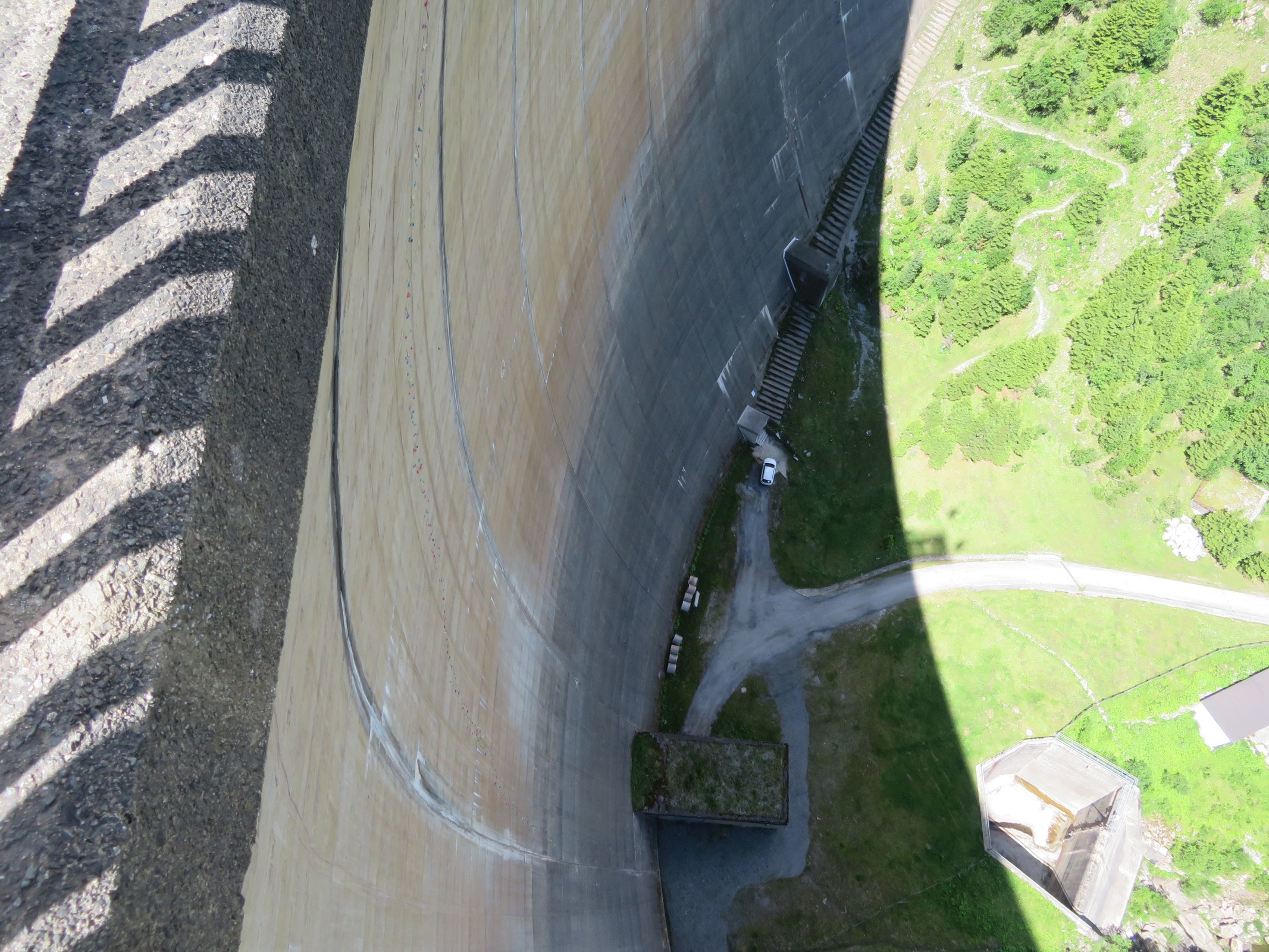 Von dieser einen Plattform mit Gittermetallboden mal nach unten fotografiert. Ich bin echt der letzte, der Höhenangst bekommt, aber über 130 m über dem Abgrund zu stehen, ist schon leicht komisch ;-).
