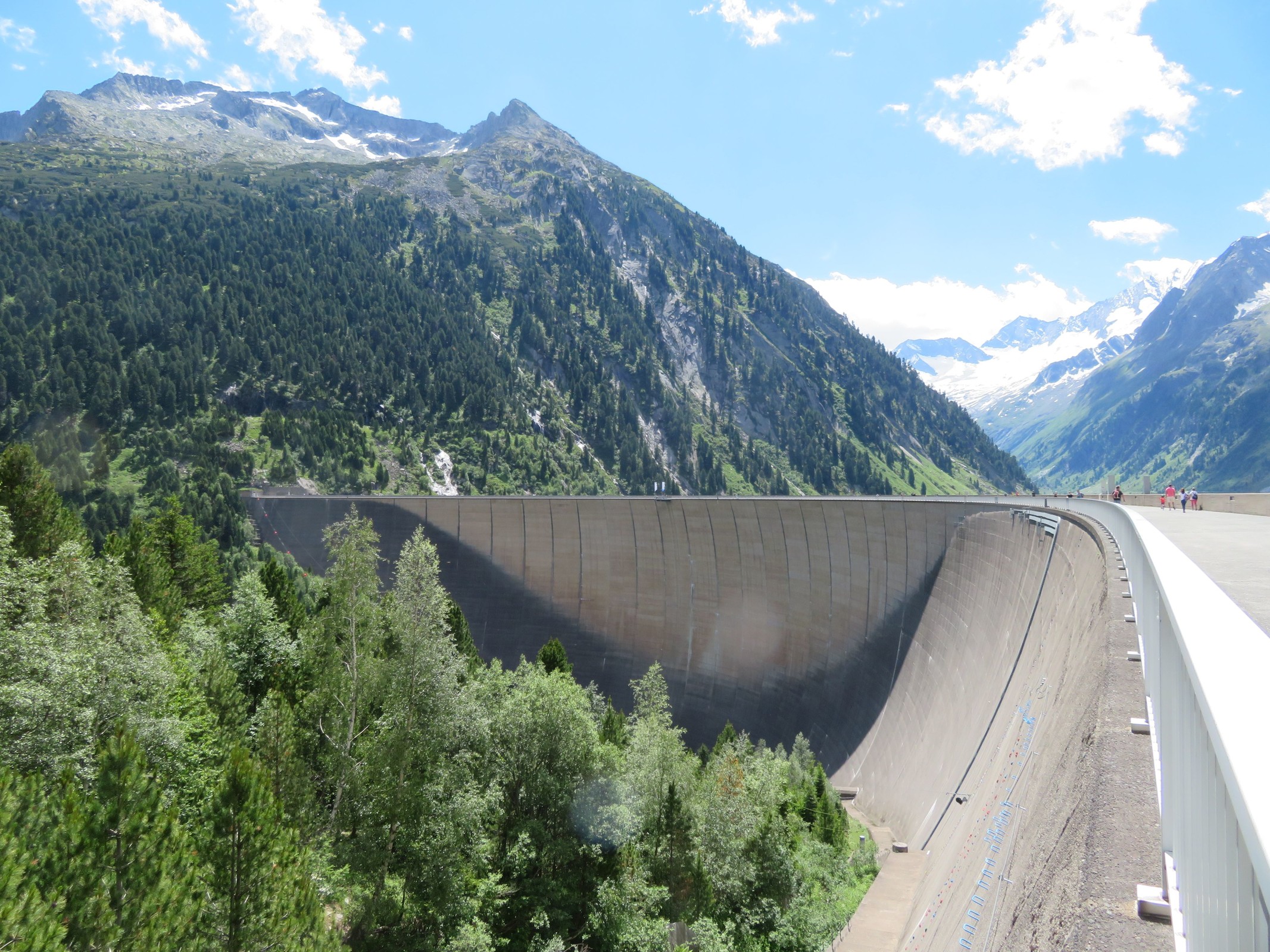 Und nochmal die Staumauer in iherer vollen Wucht.